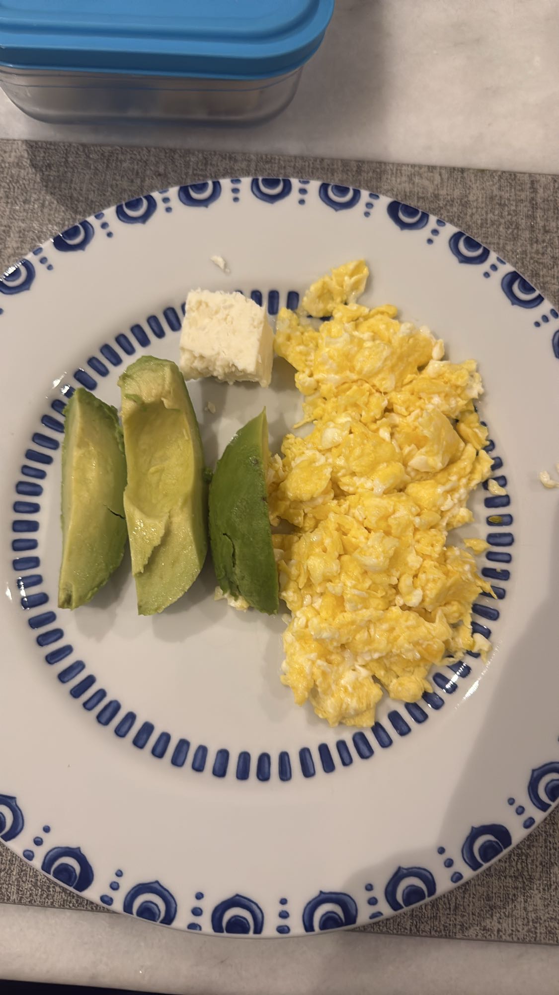 Desayuno con huevo y aguacate