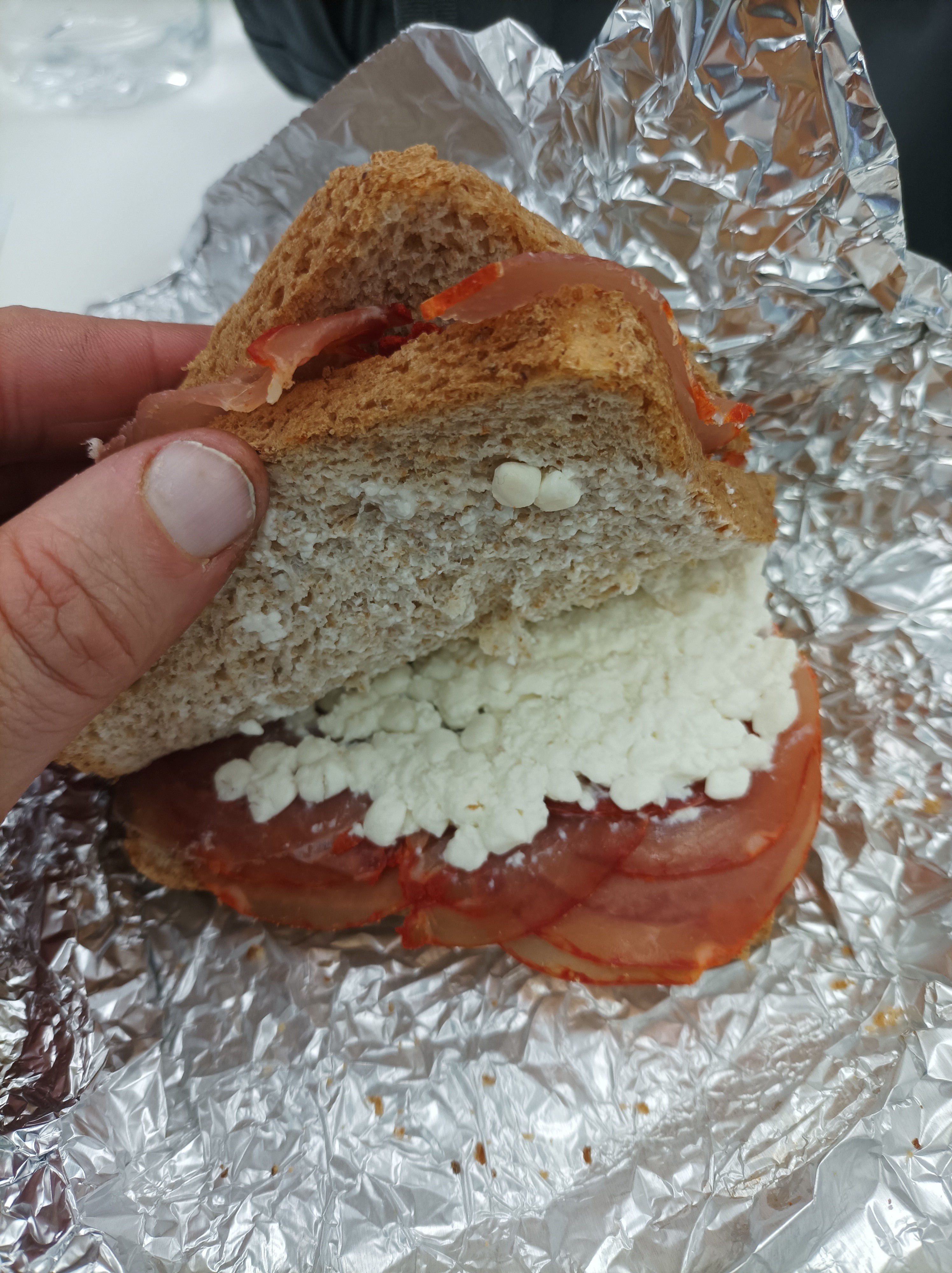 Bocadillo de jamón y requesón