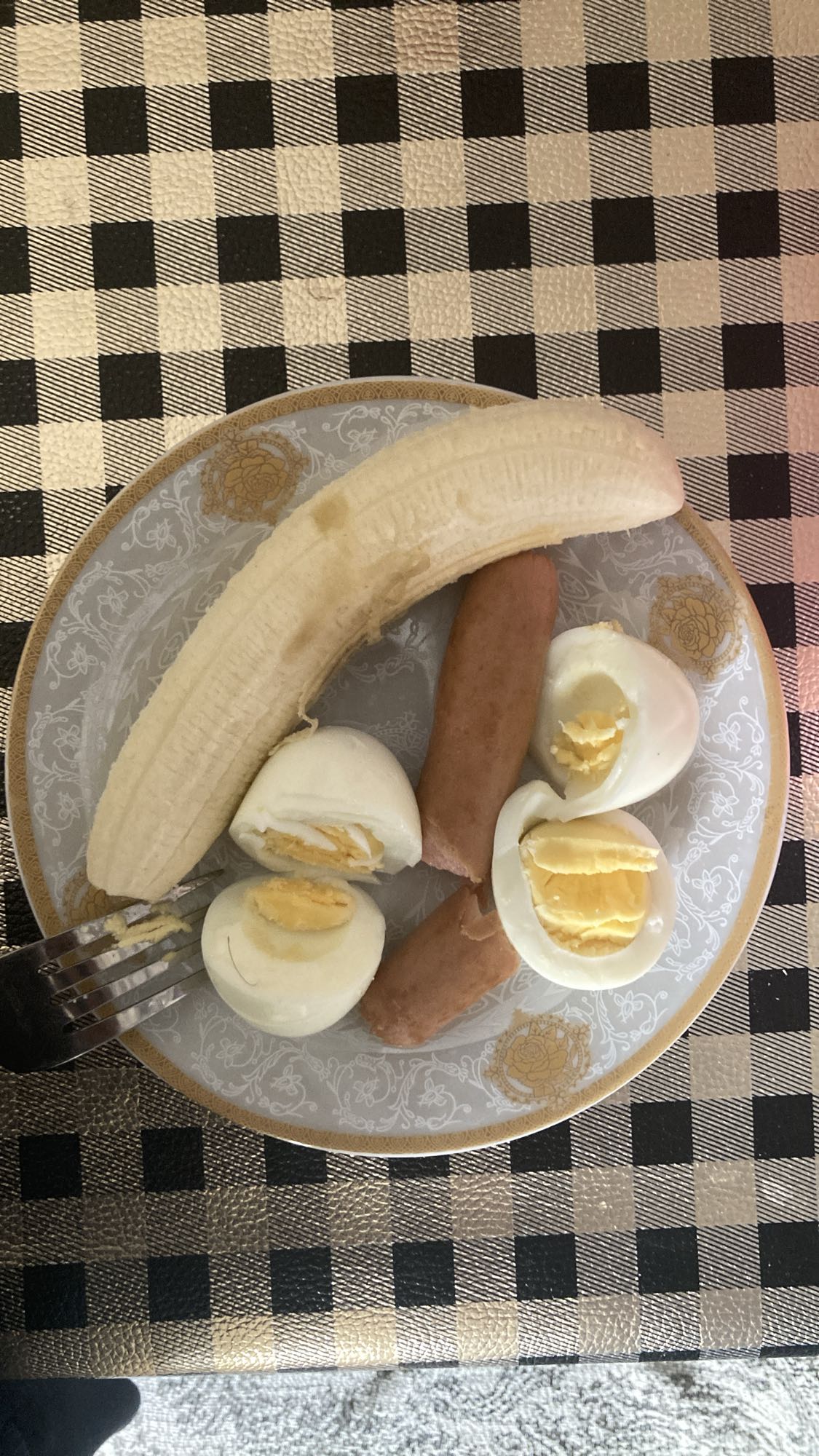 Yumurta, muz ve sosis tabağı