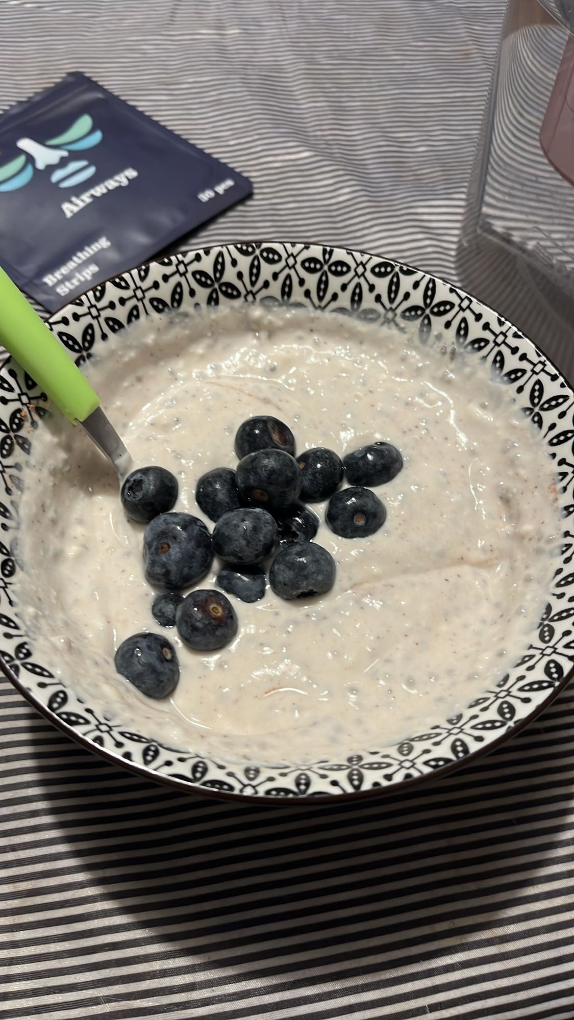 Кисело мляко с боровинки