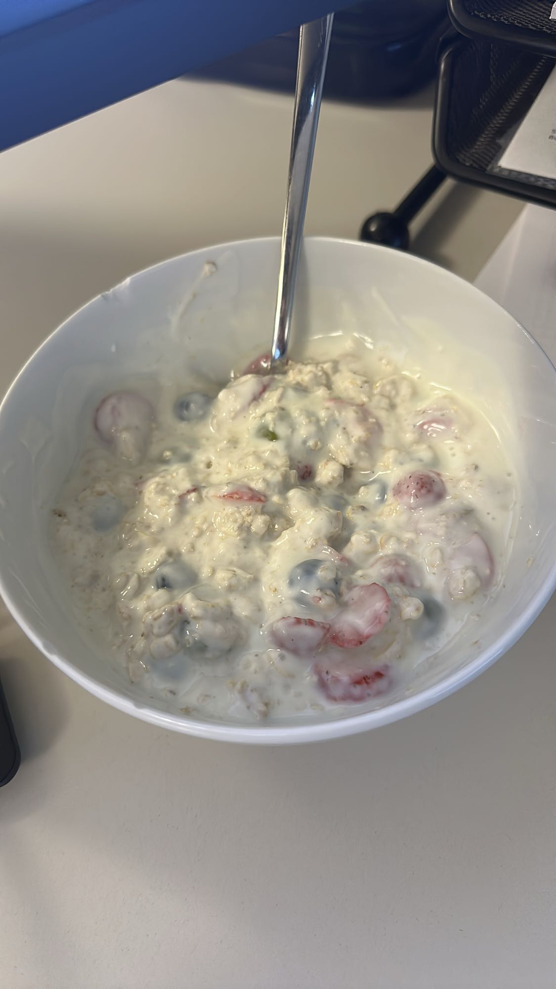 Yoghurt met havermout en fruit