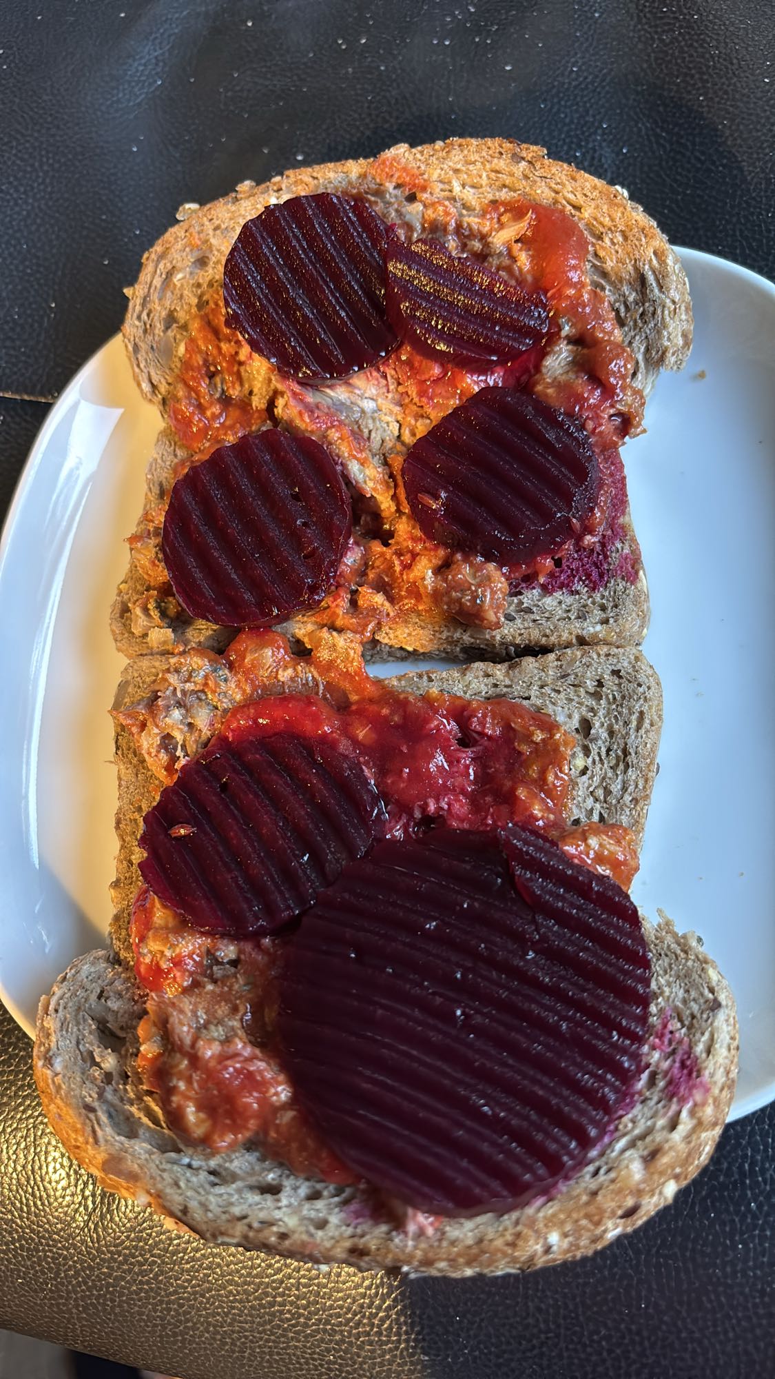 Rugbrød med rødbeter og makrell