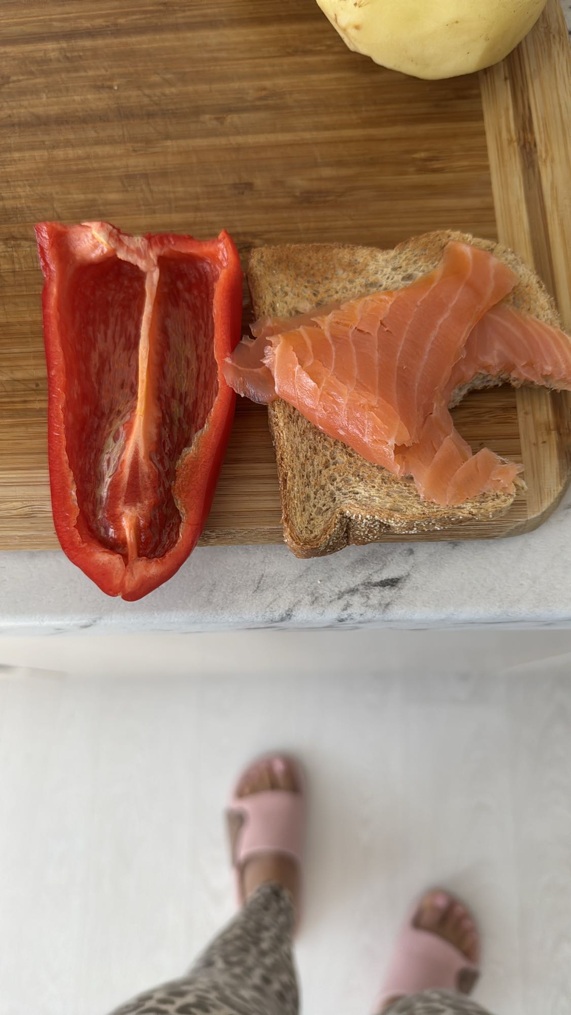 Pâine cu somon și ardei