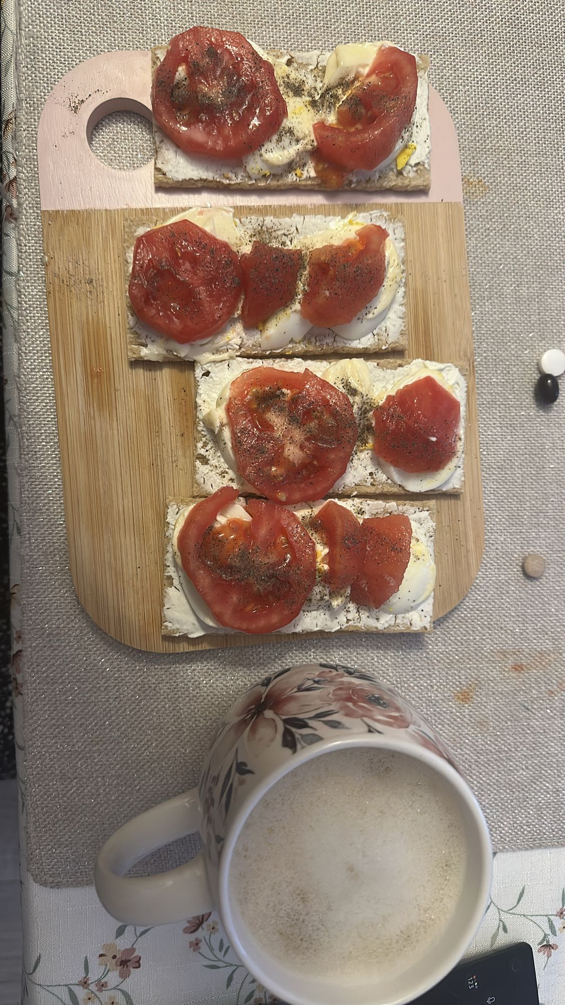 Kanapki z pomidorem i kawą