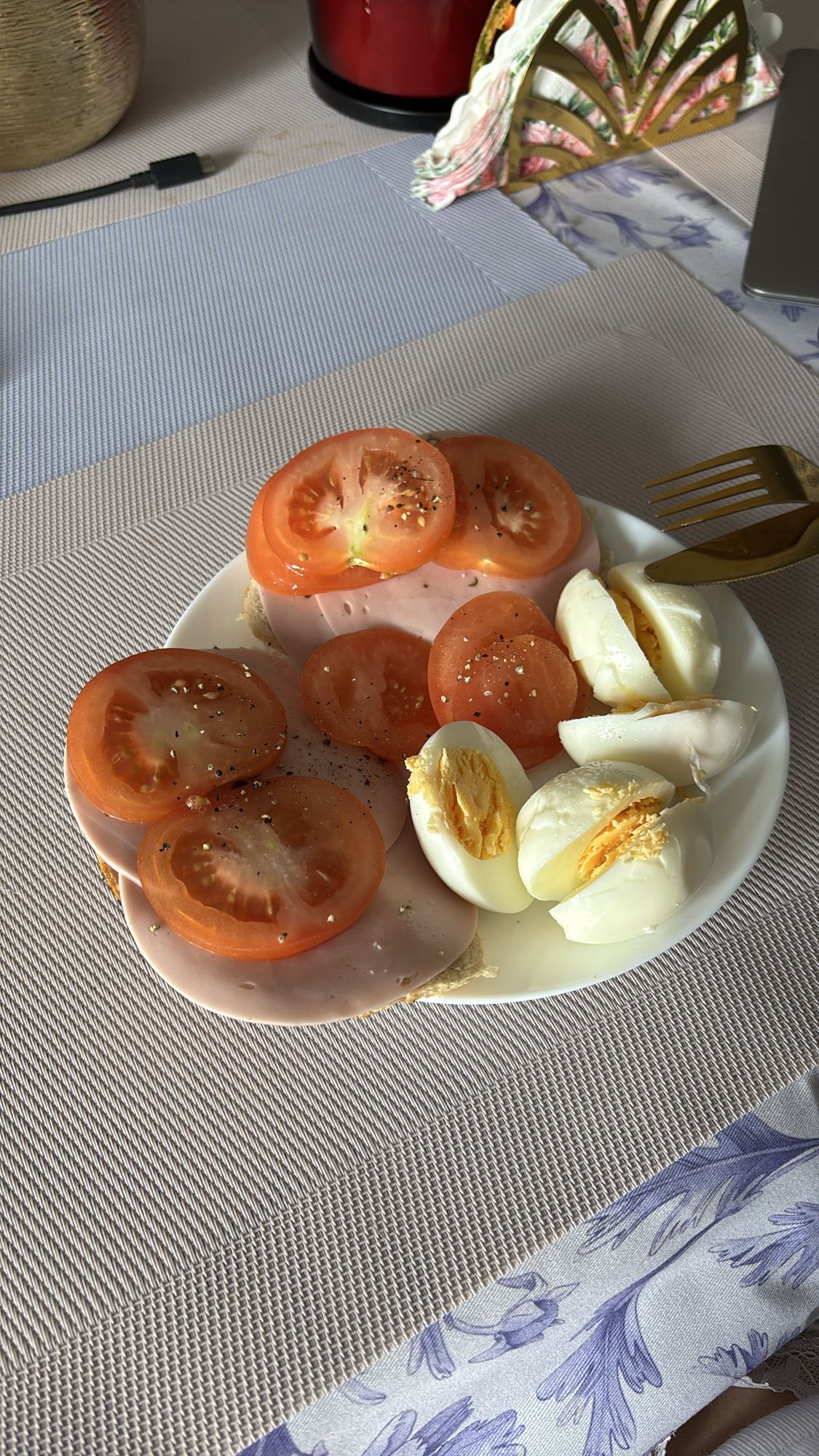 Jajka z pomidorem i szynką