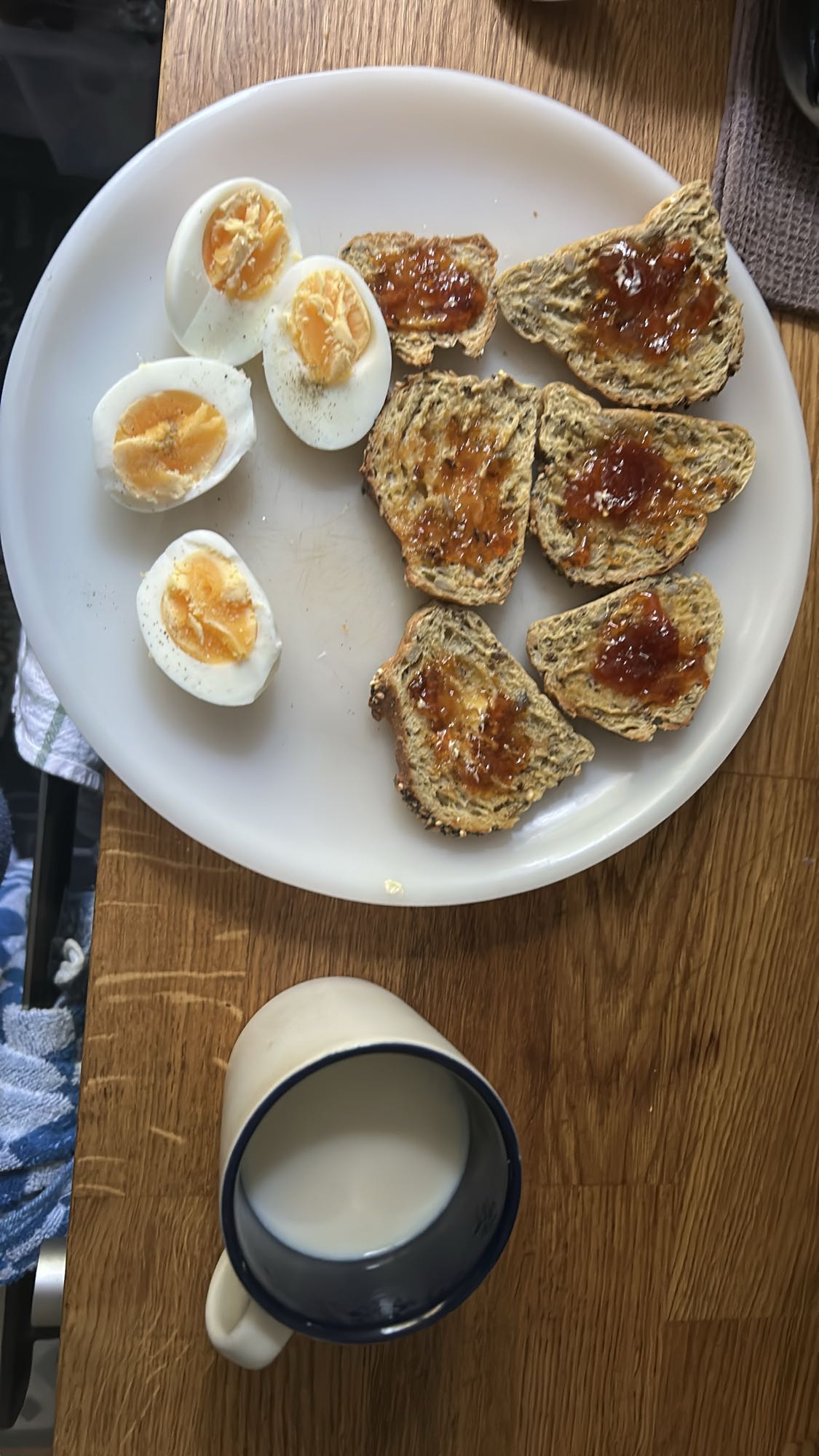 Petit-déjeuner œufs et tartines