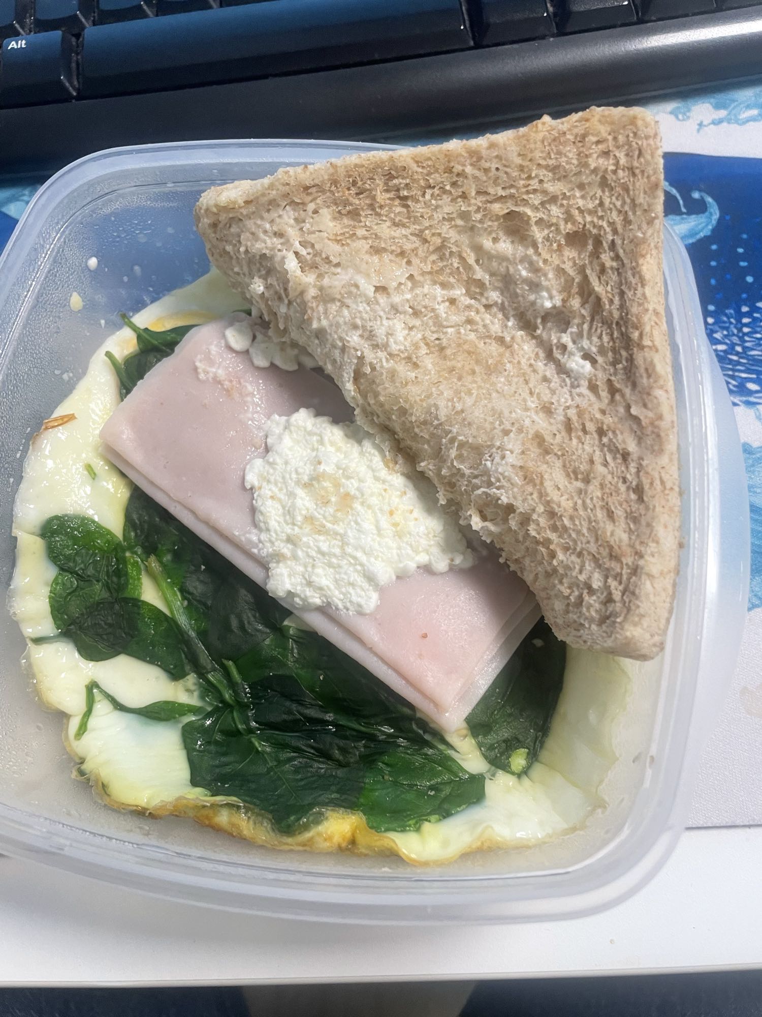 Tostada con huevo y espinaca