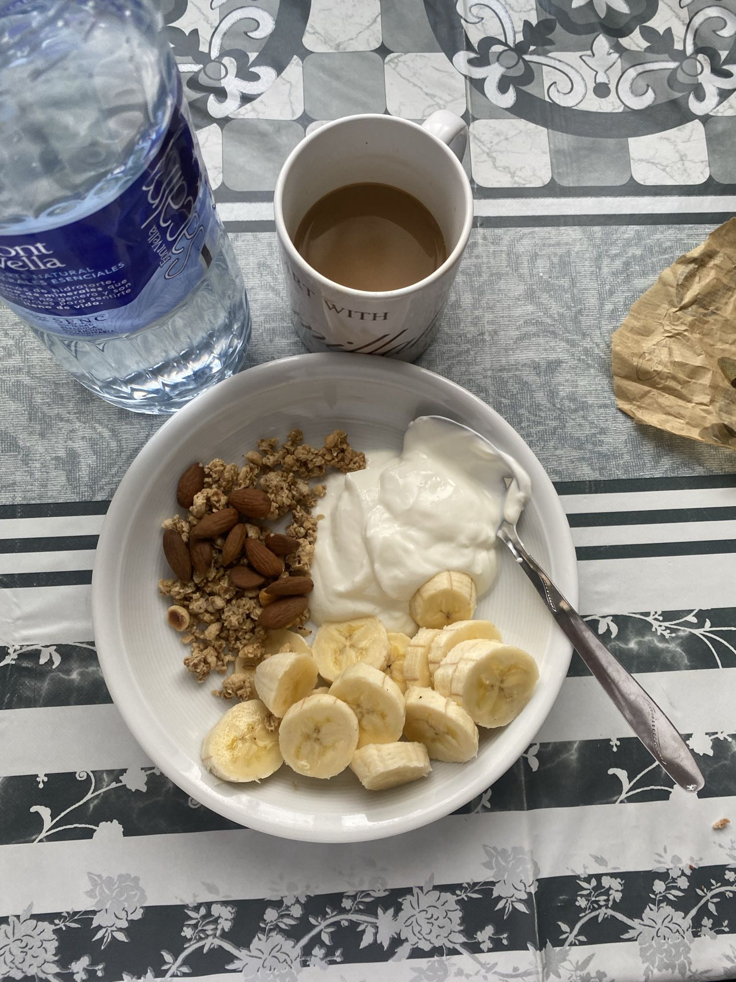 Desayuno con yogur y fruta