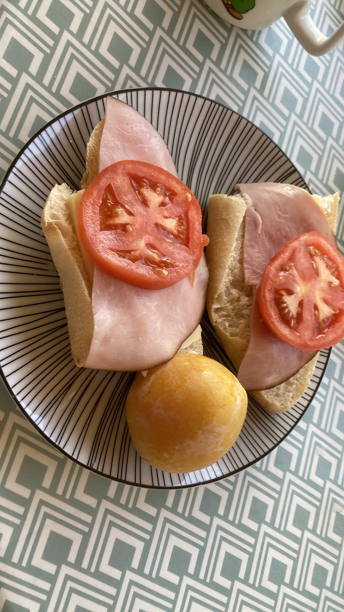 Skinksmörgås med tomat och frukt