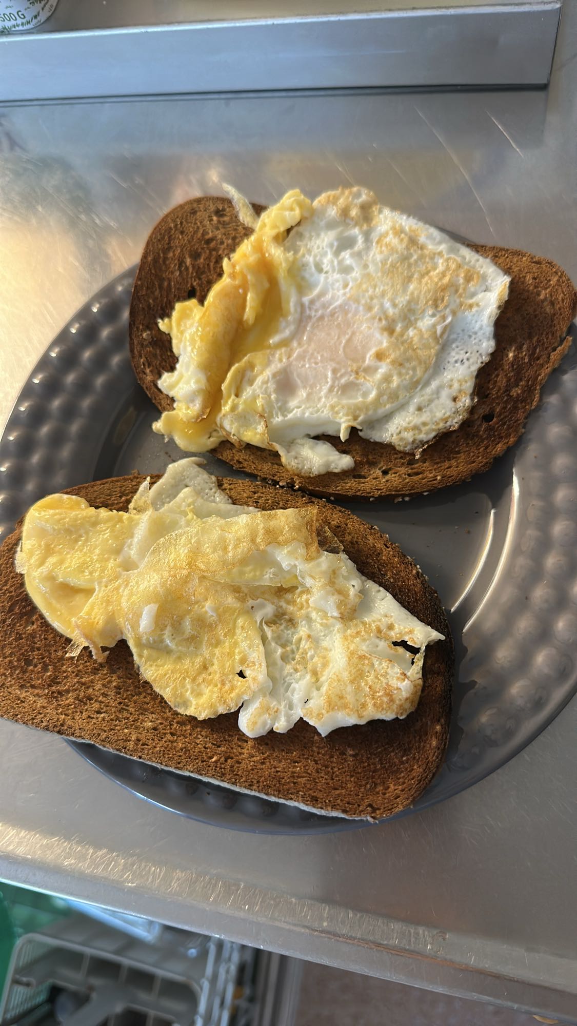 Stekt ägg på rostat bröd