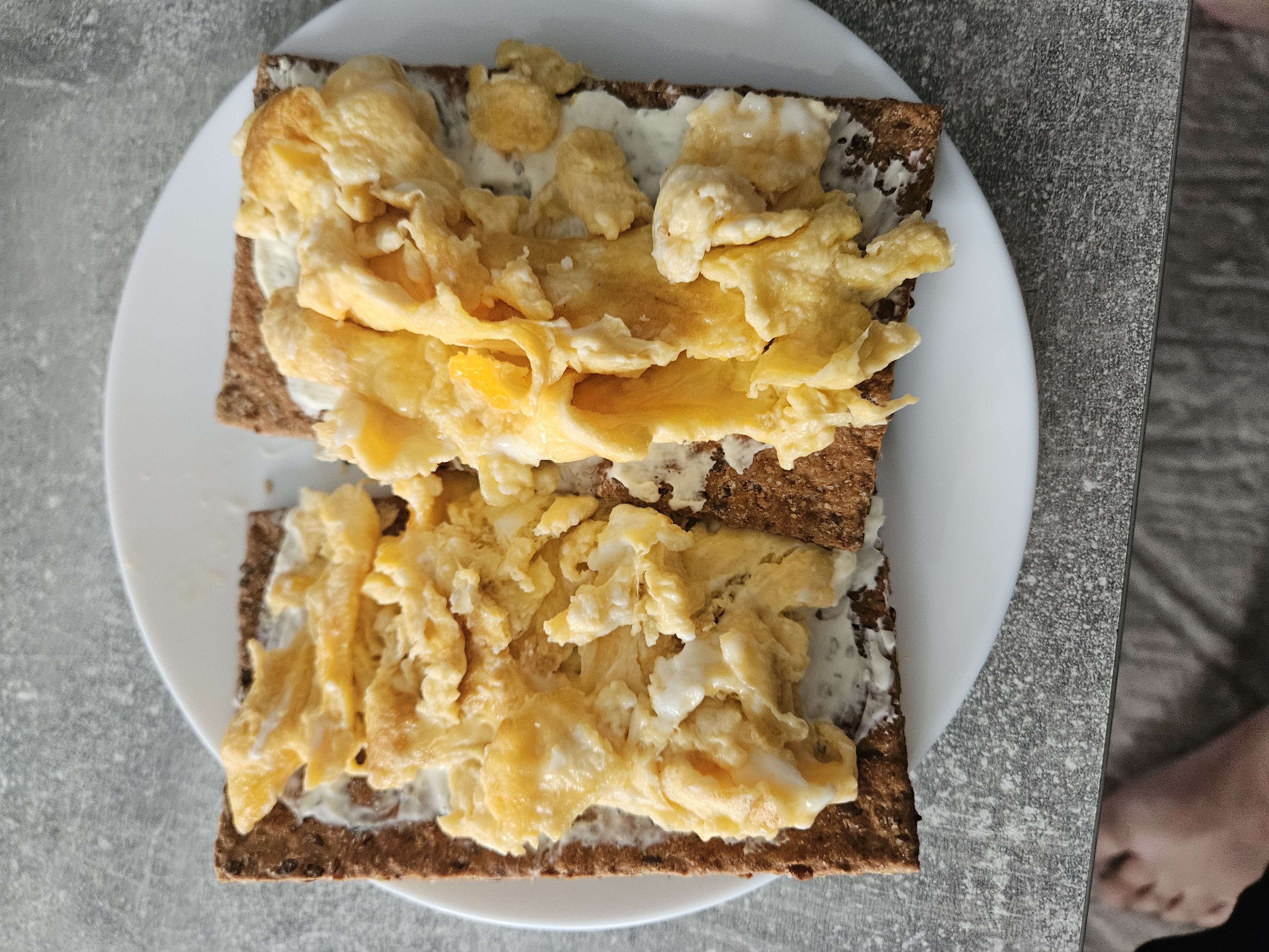 Knäckebrot mit Rührei