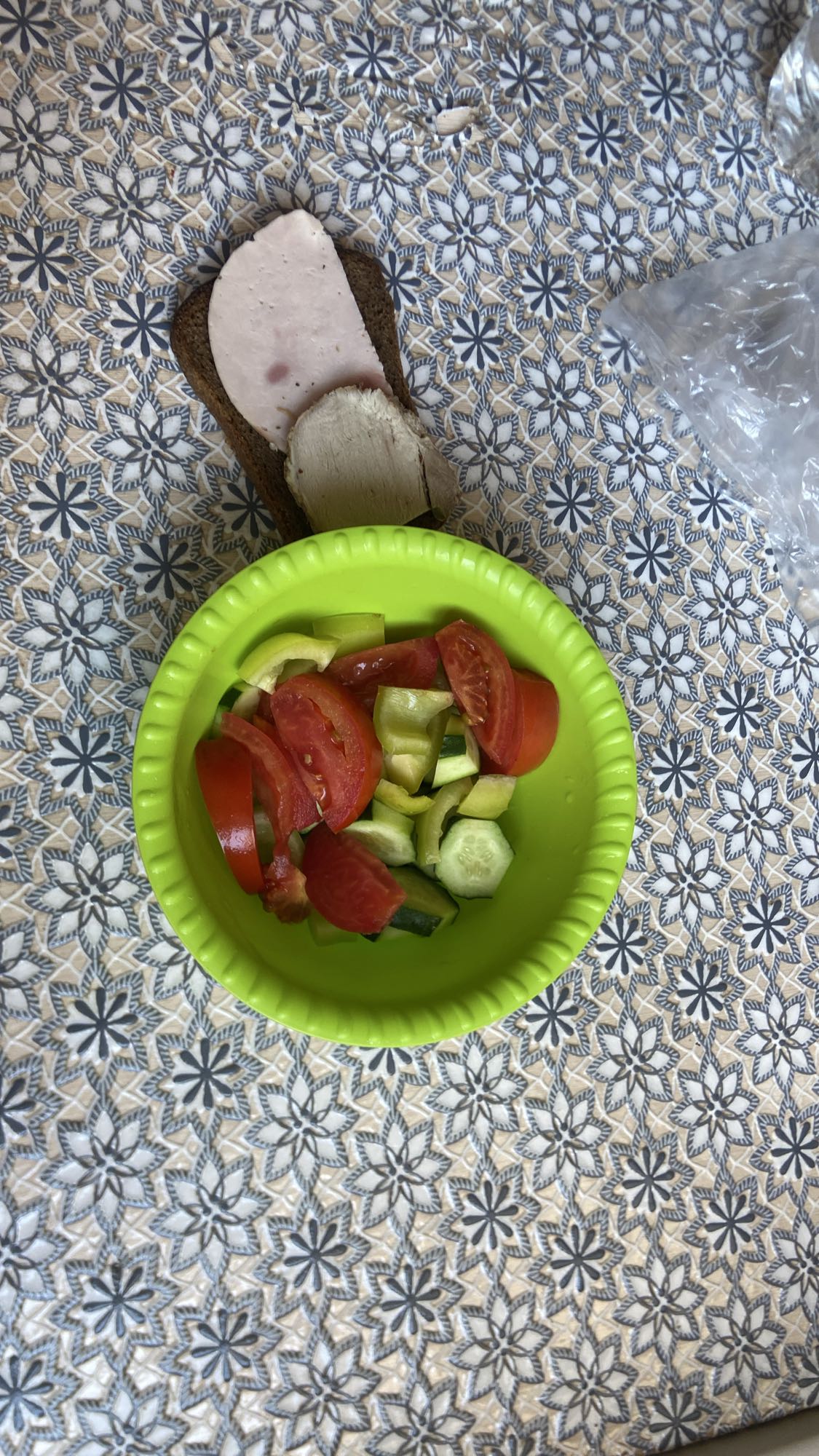 Овощной салат и бутерброд