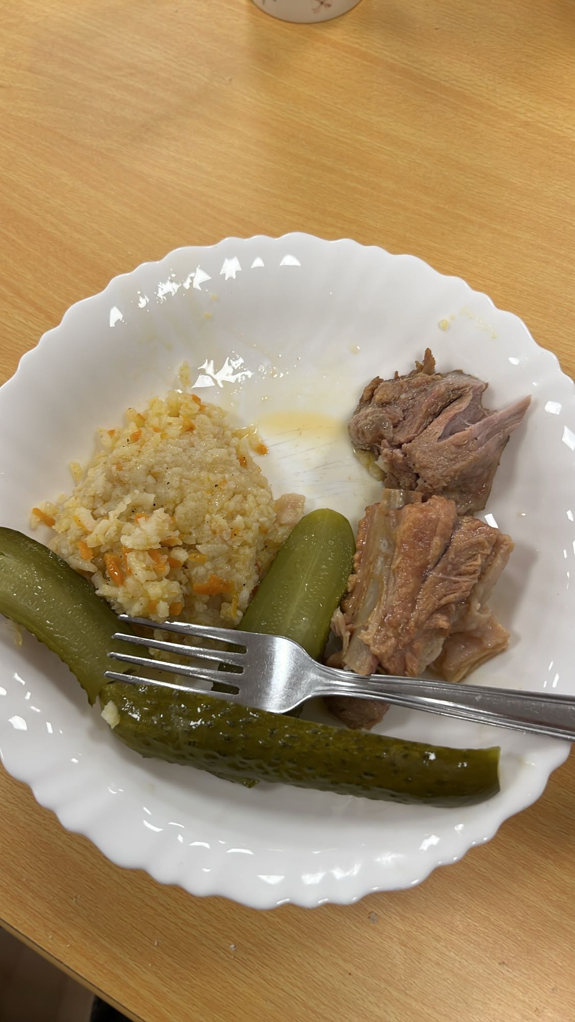 Orez cu carne și castraveți murați