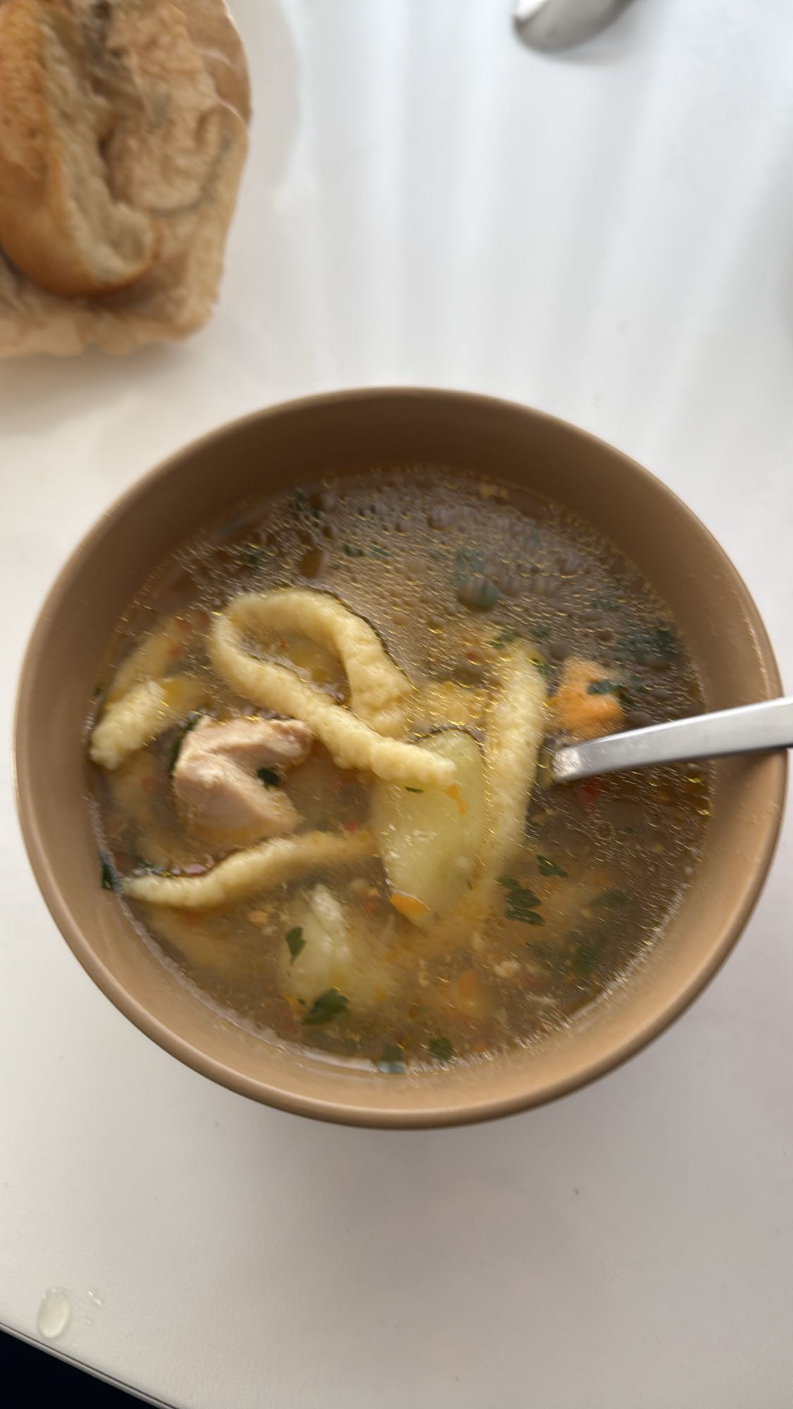 Supă cu tăiței și pui