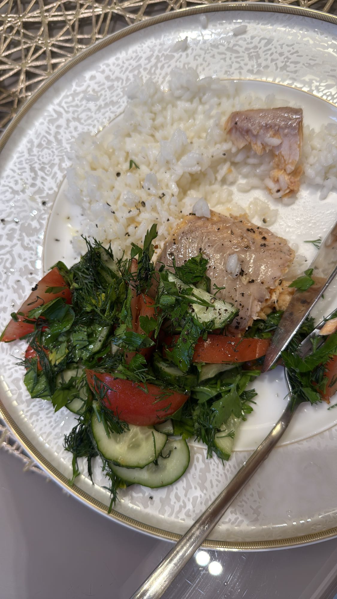 Лосось с рисом и салатом