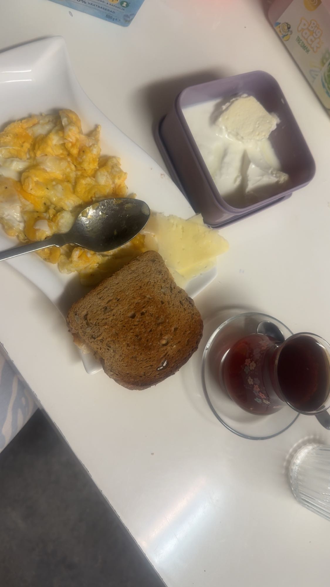 Frukost med ägg och yoghurt