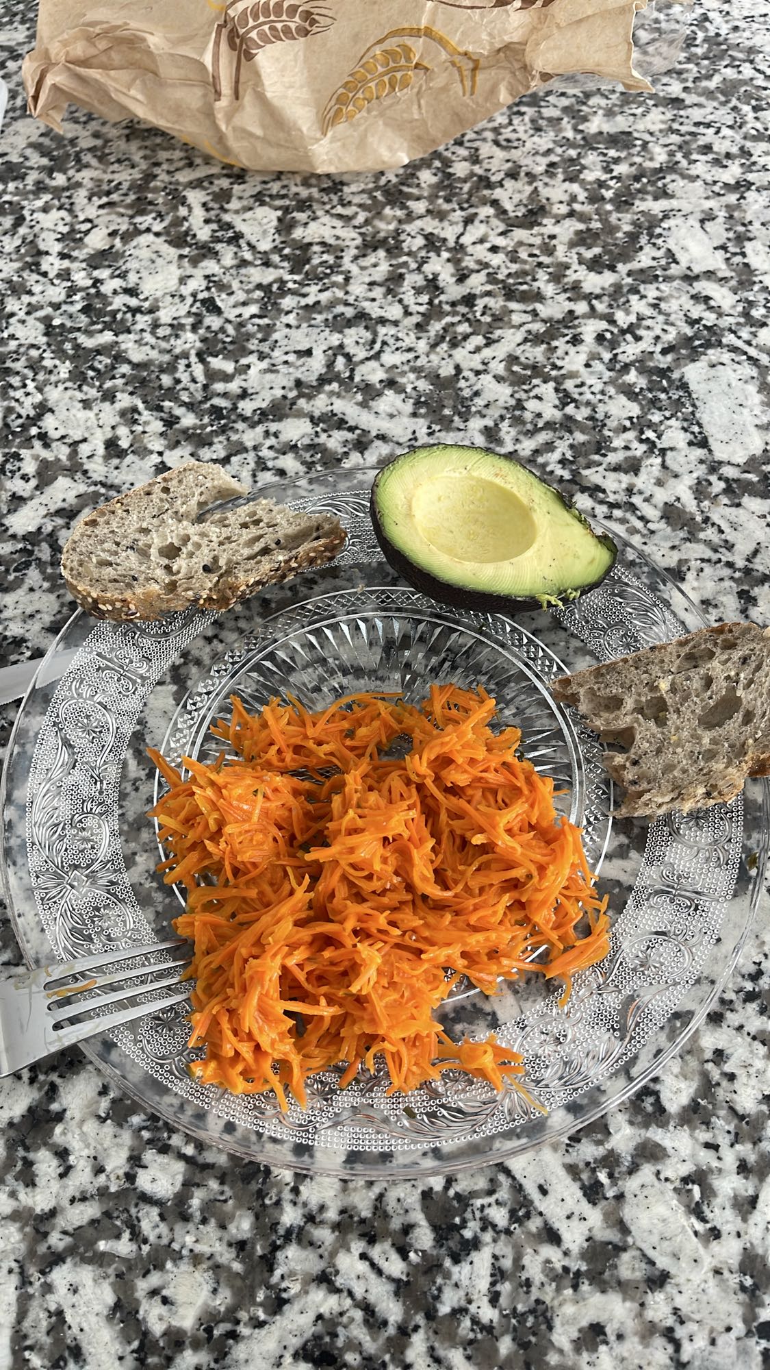 Salade carotte avocat pain