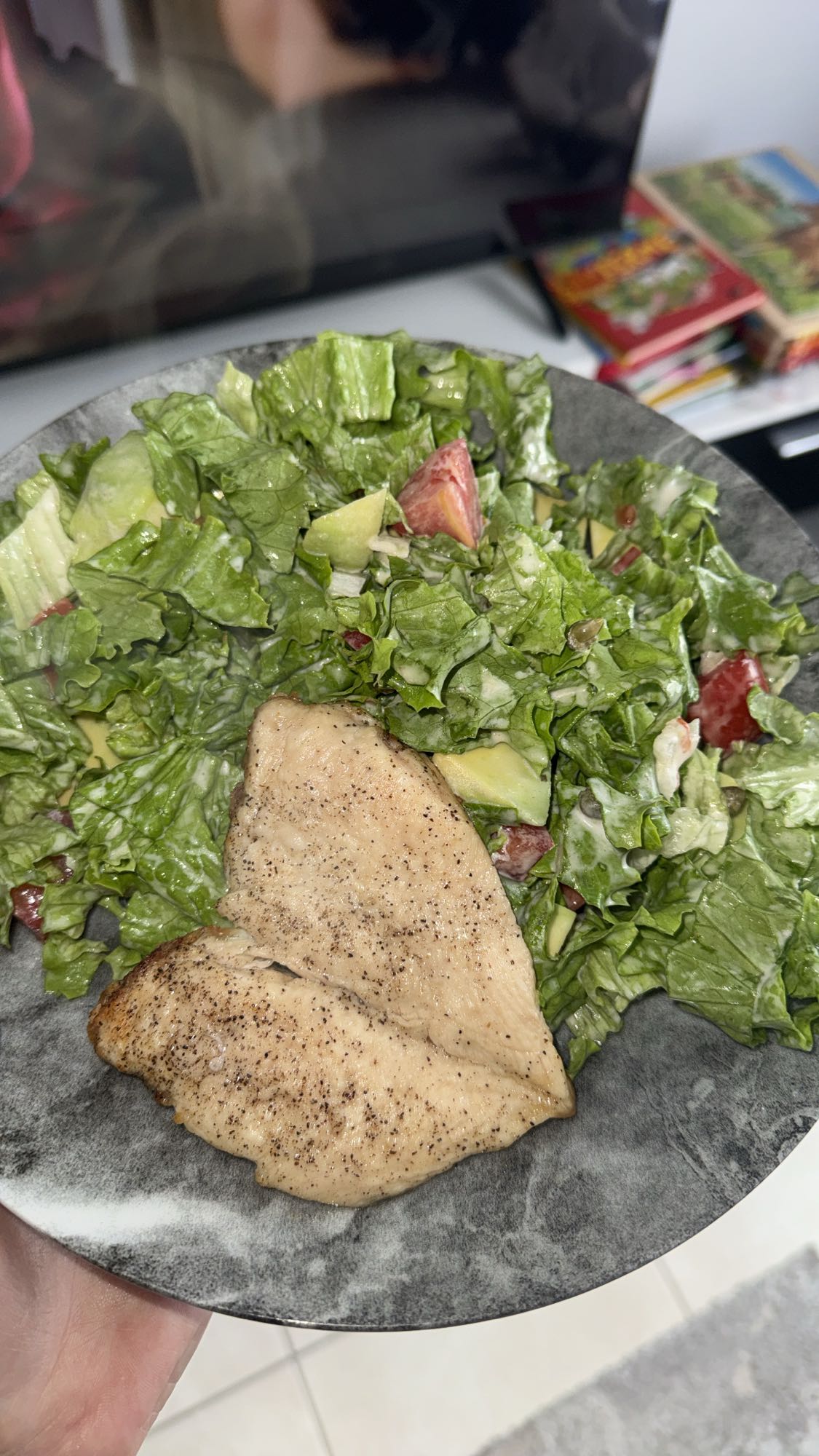 Poulet grillé et salade verte