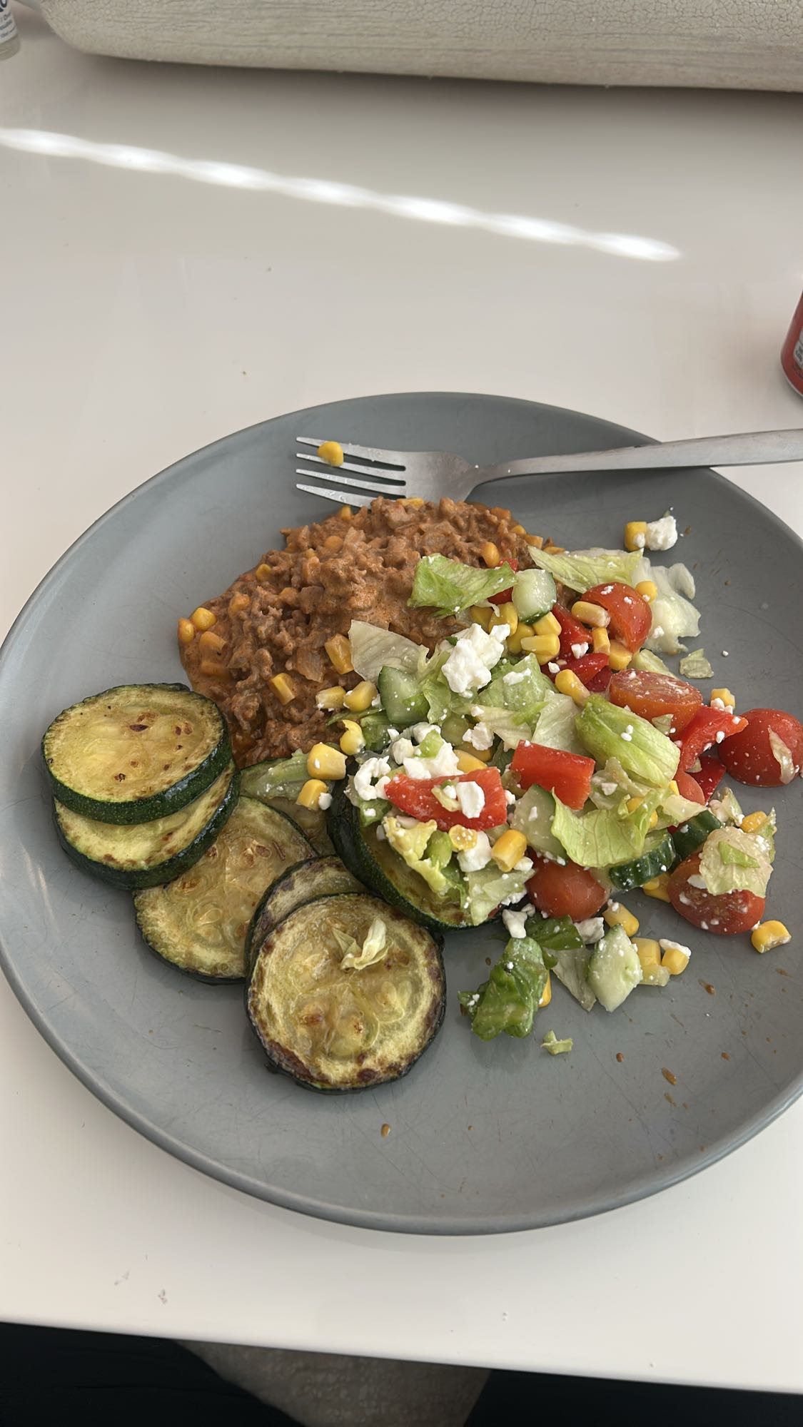 köttfärs med sallad och zucchini