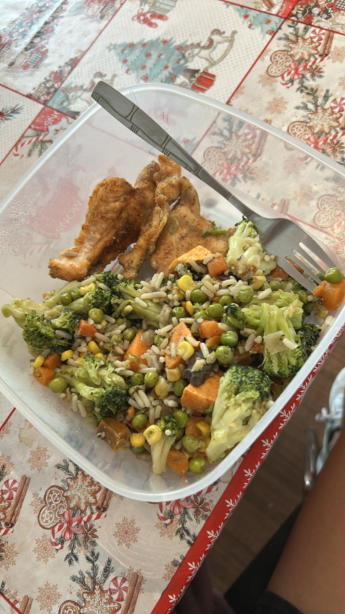 Piept de pui la cuptor cu cartofi dulci și legume