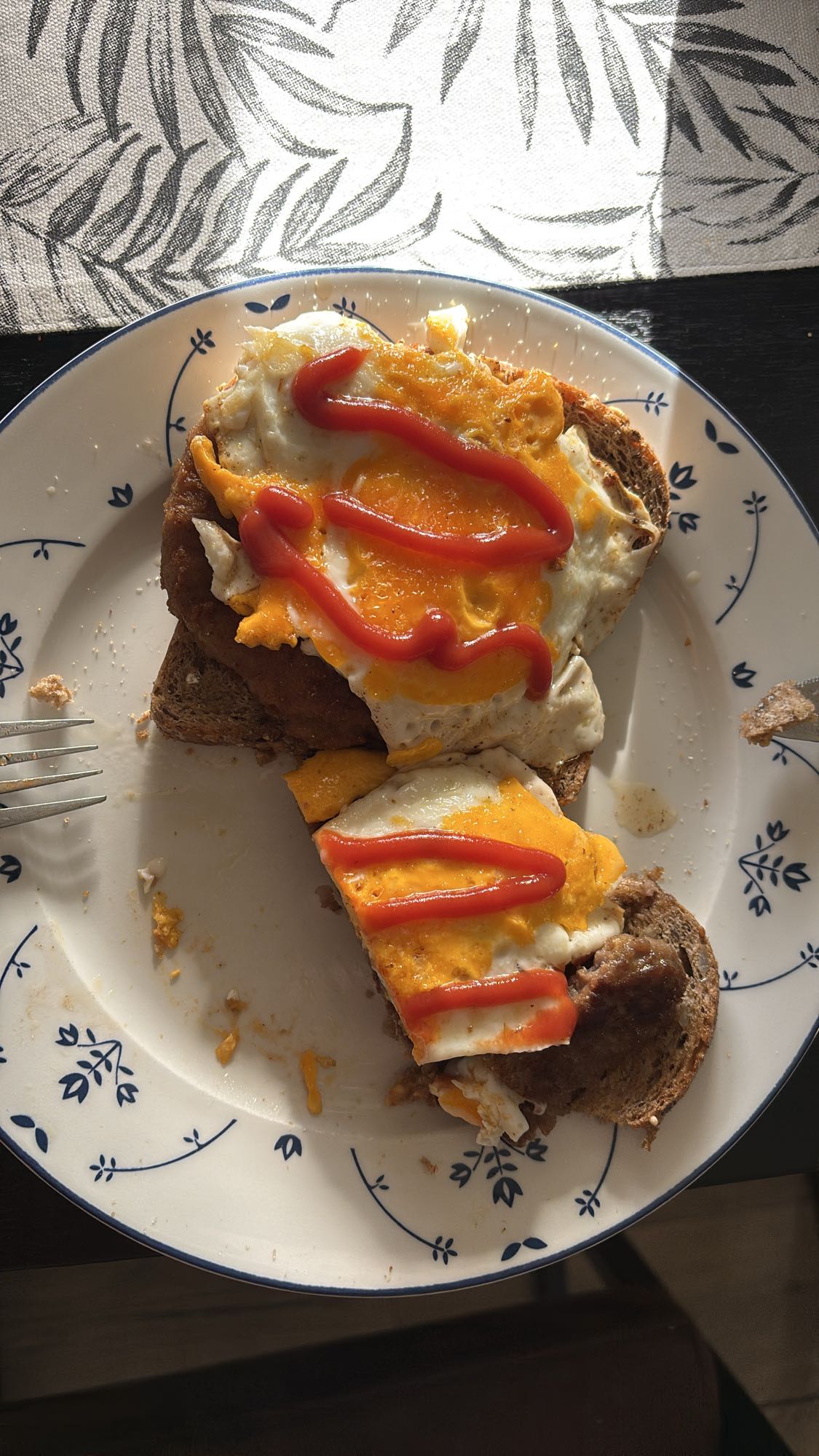 Egg og pølse toast