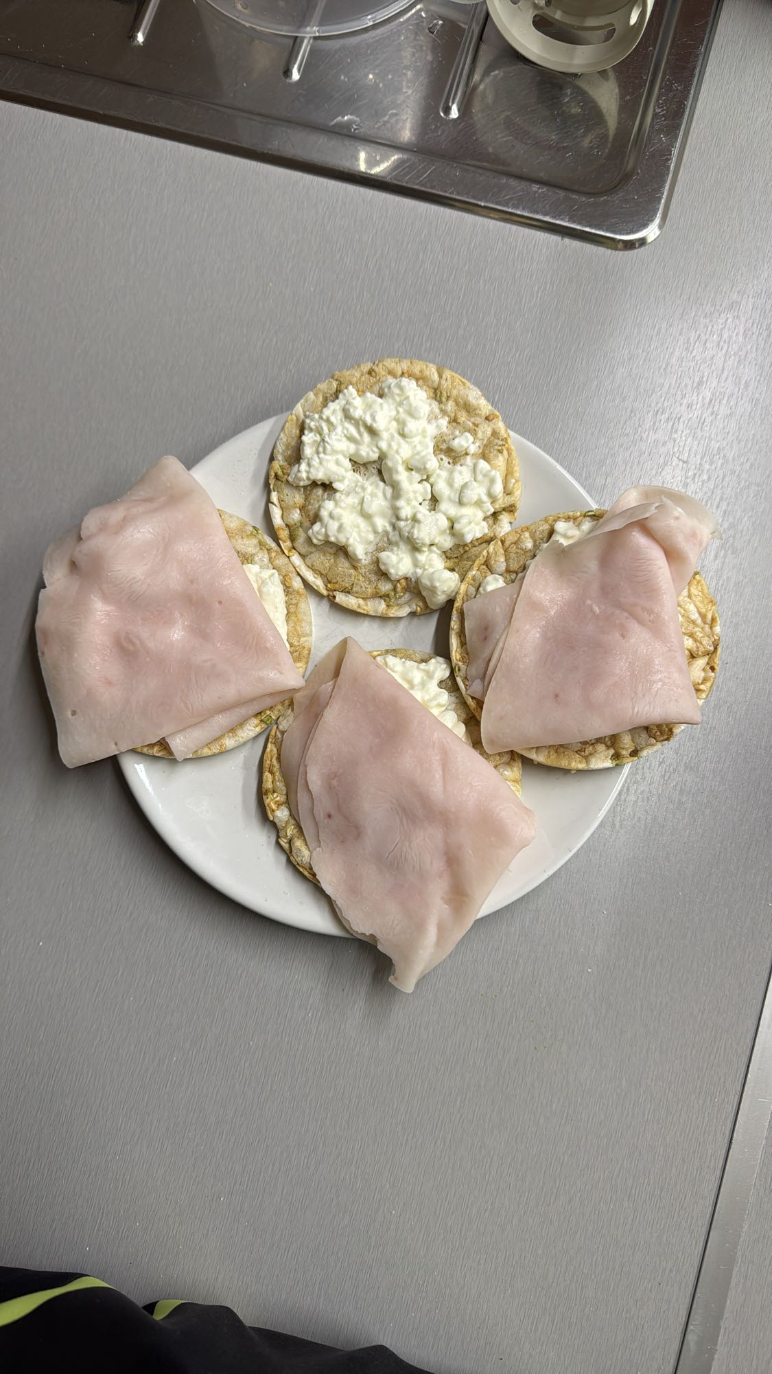 Tortitas con pavo y queso cottage