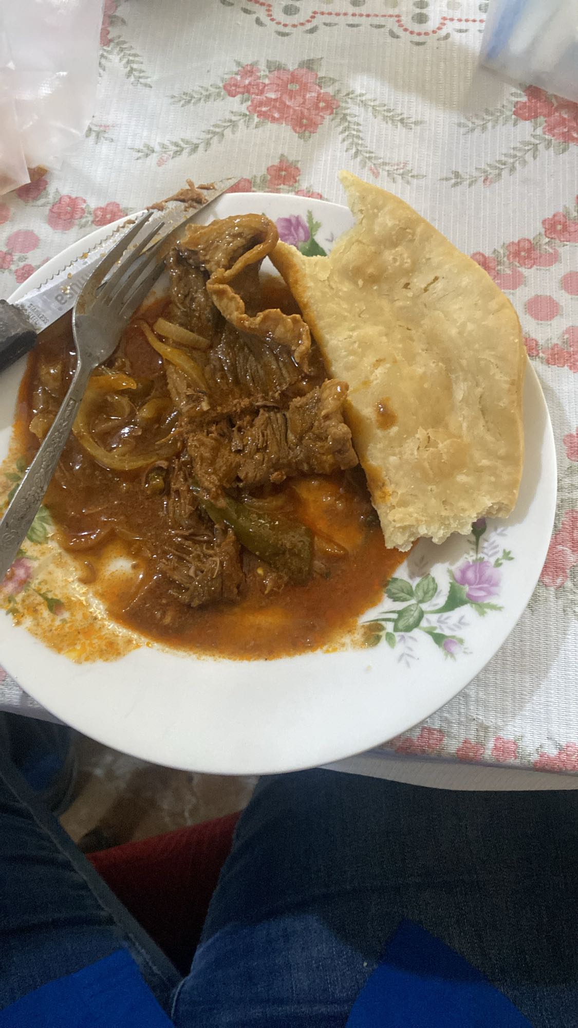 Carne guisada con tortilla frita