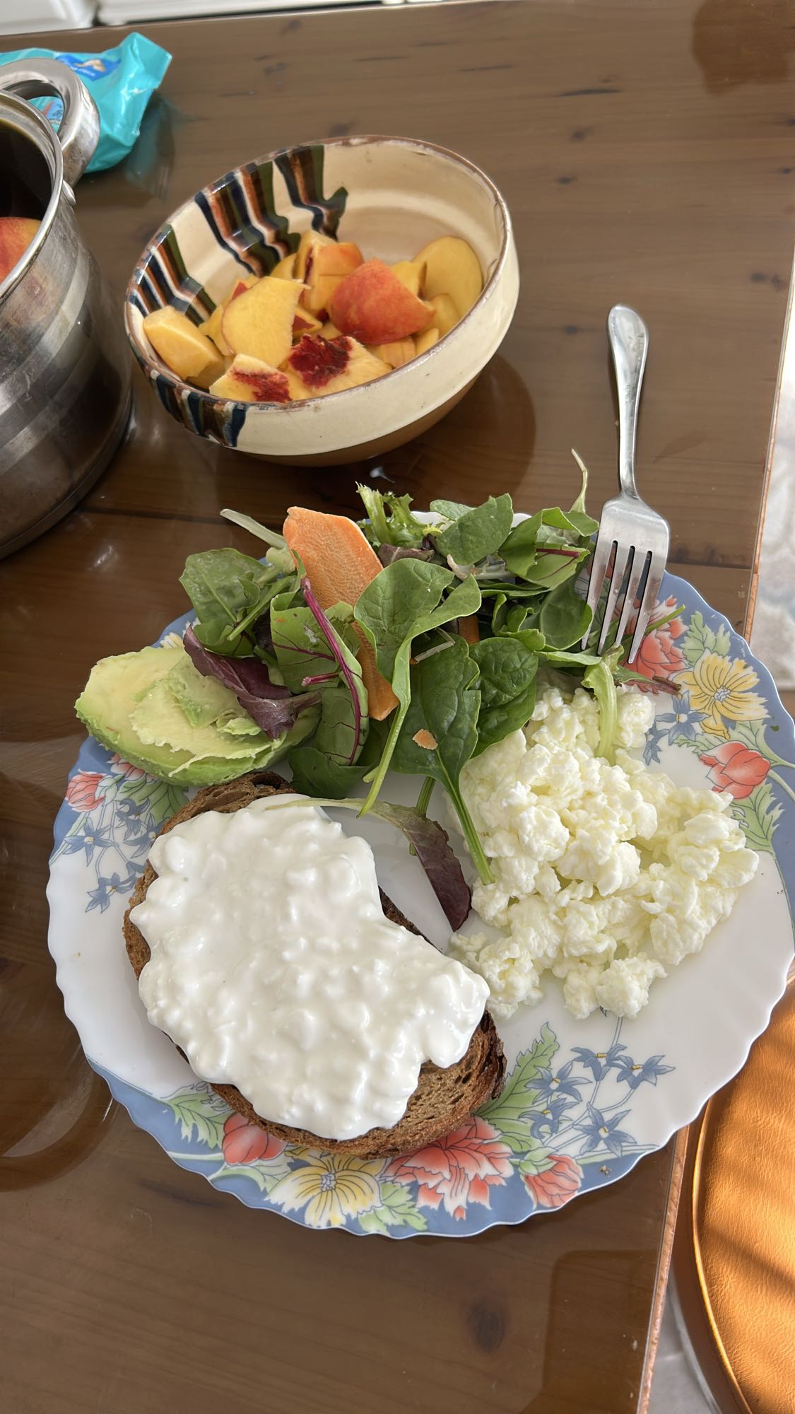Cină cu pâine neagră, brânză cottage, avocado și albușuri