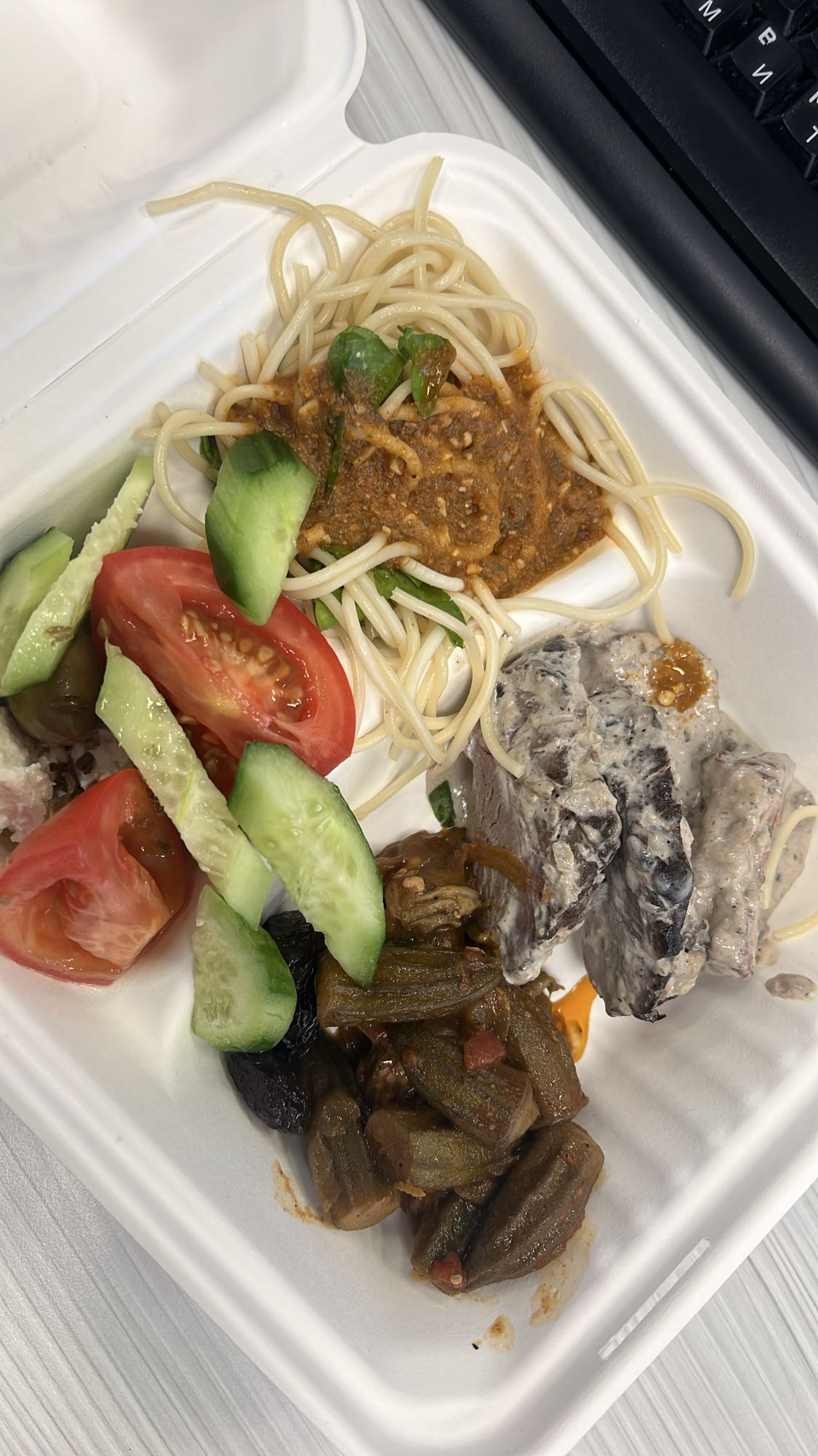 спагетти с рыбой и салатом