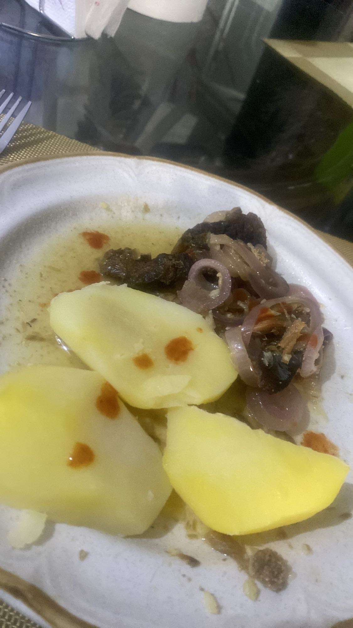 carne con papas hervidas