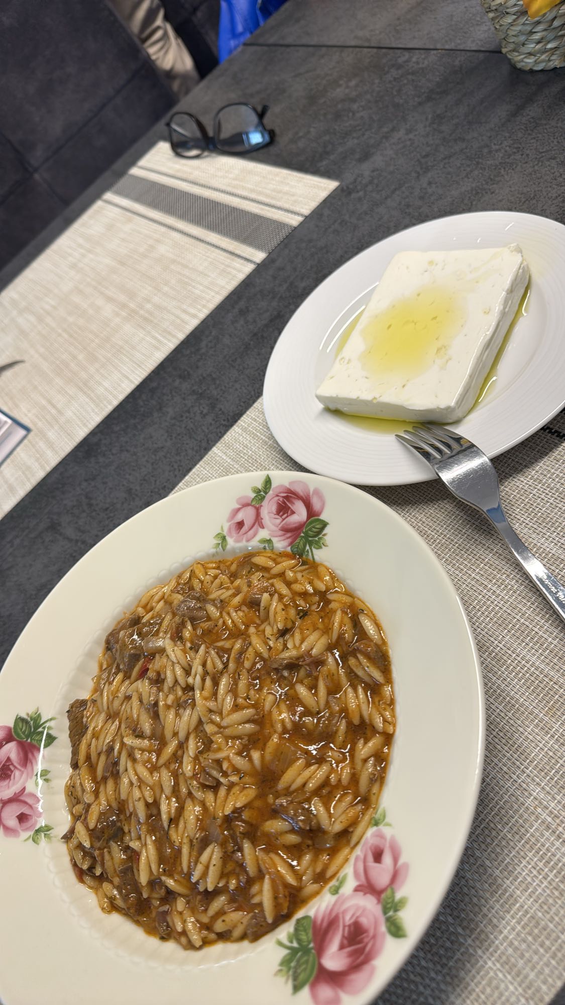 Orzo mit Rind und Feta