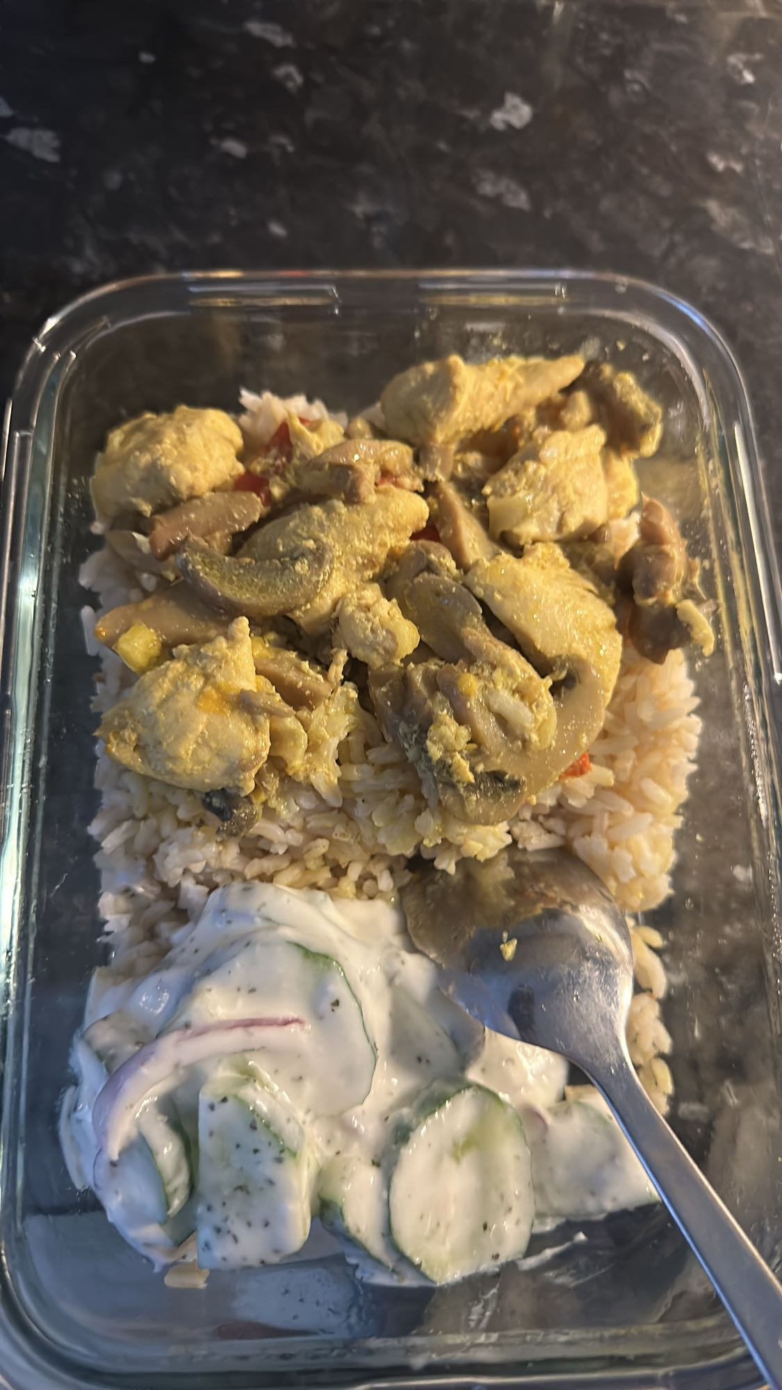 Kycklinggryta med ris & tzatziki