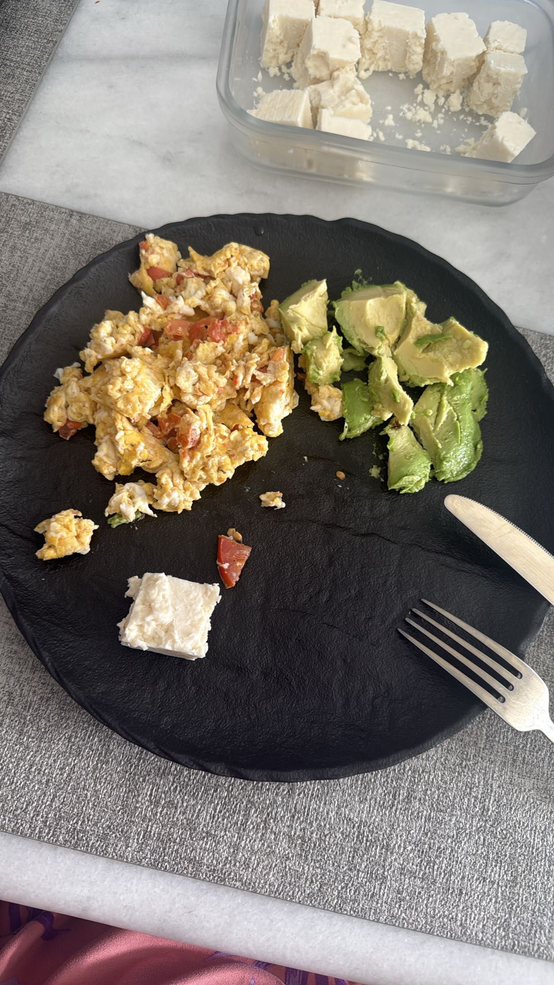 Huevos con aguacate y queso