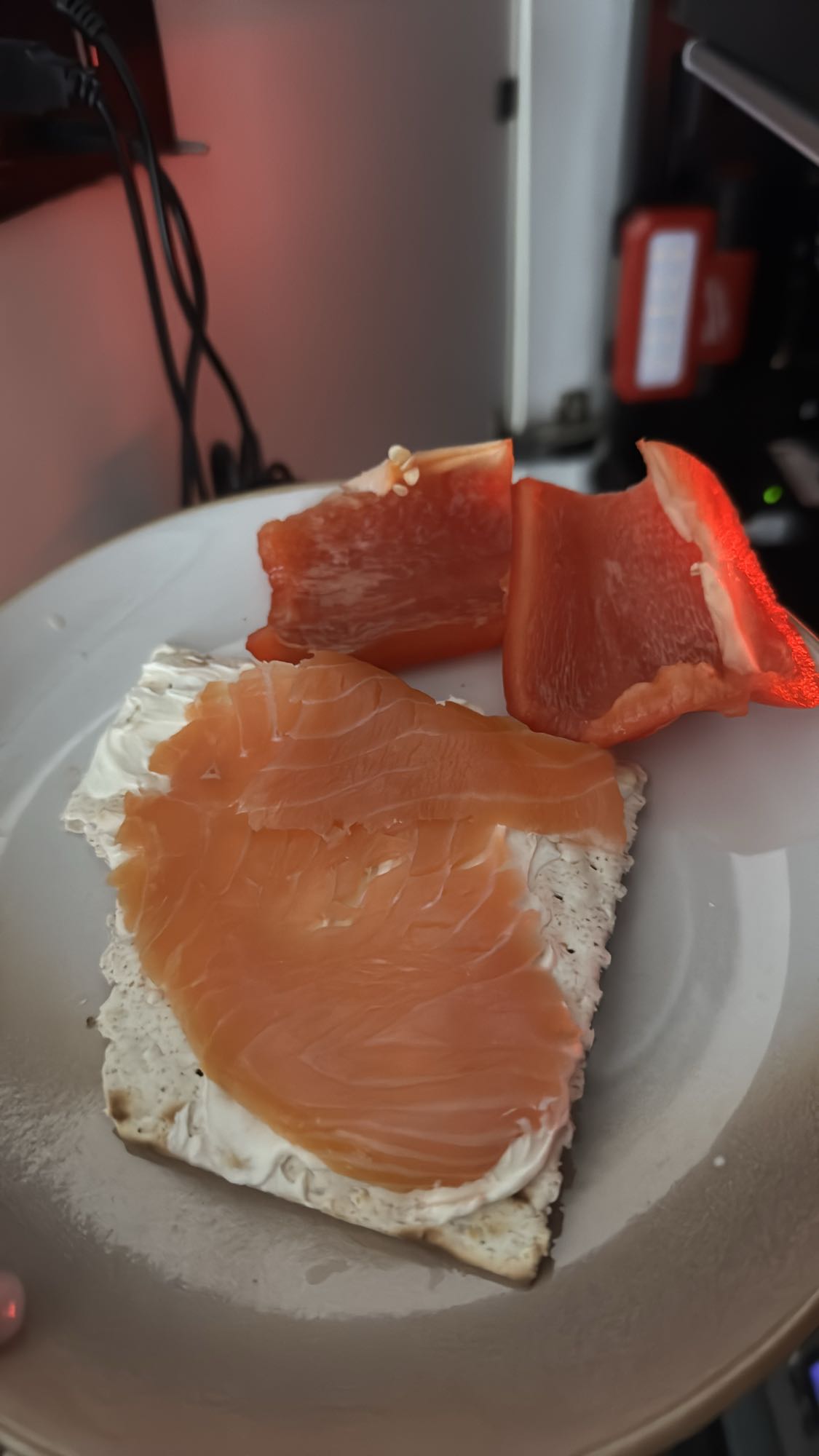 Cracker cu somon și ardei