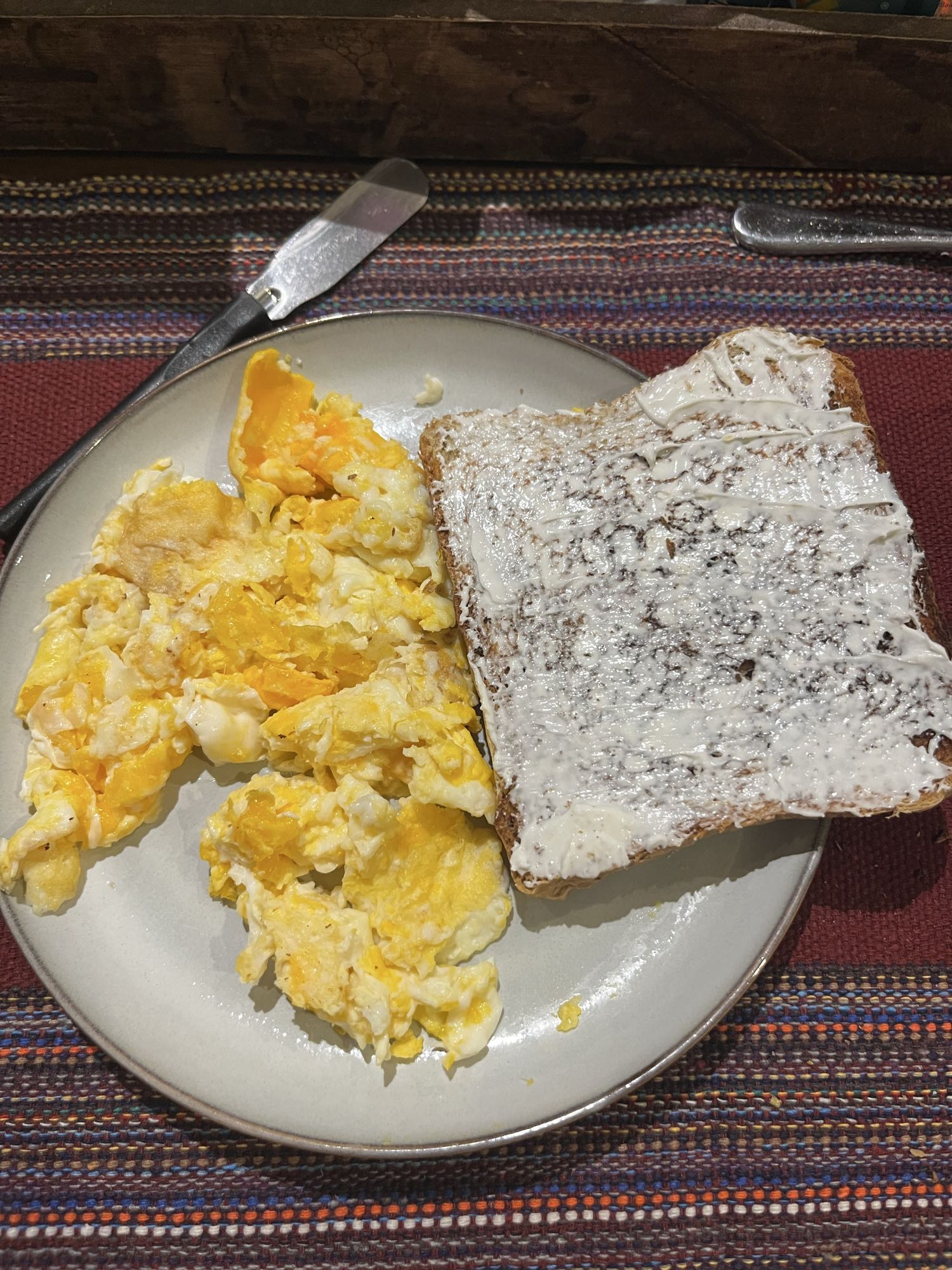 Huevos revueltos y pan