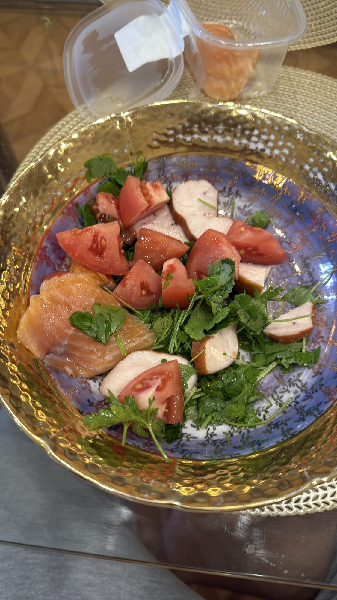 Салат с лососем и курицей