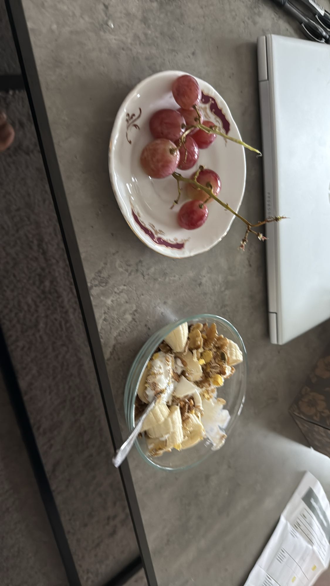 Yoghurt med frukt och nötter