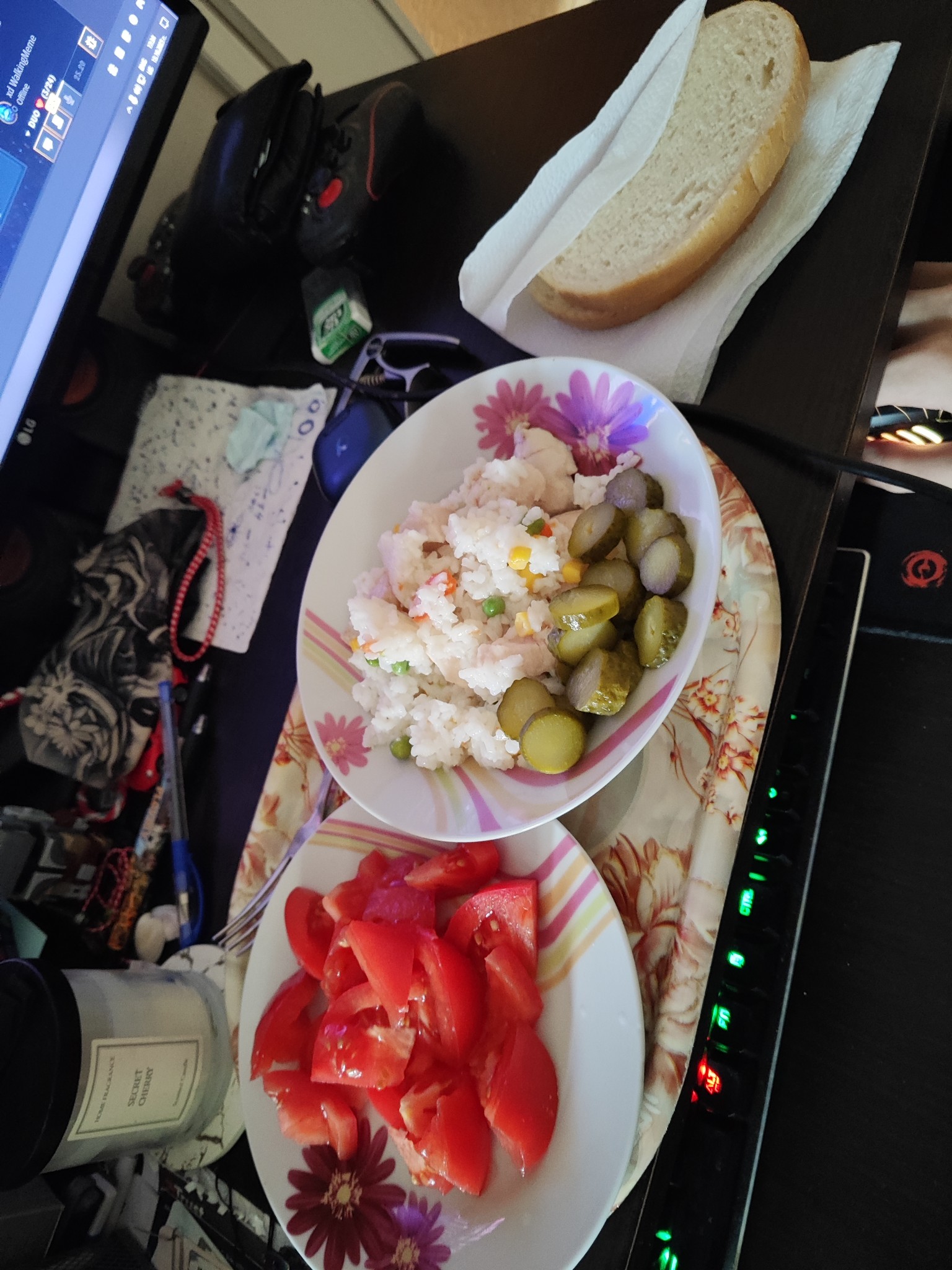 Rice salad with bread