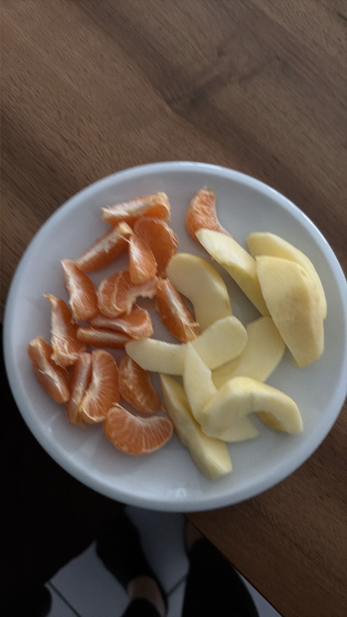 Mandarinen und Apfelscheiben