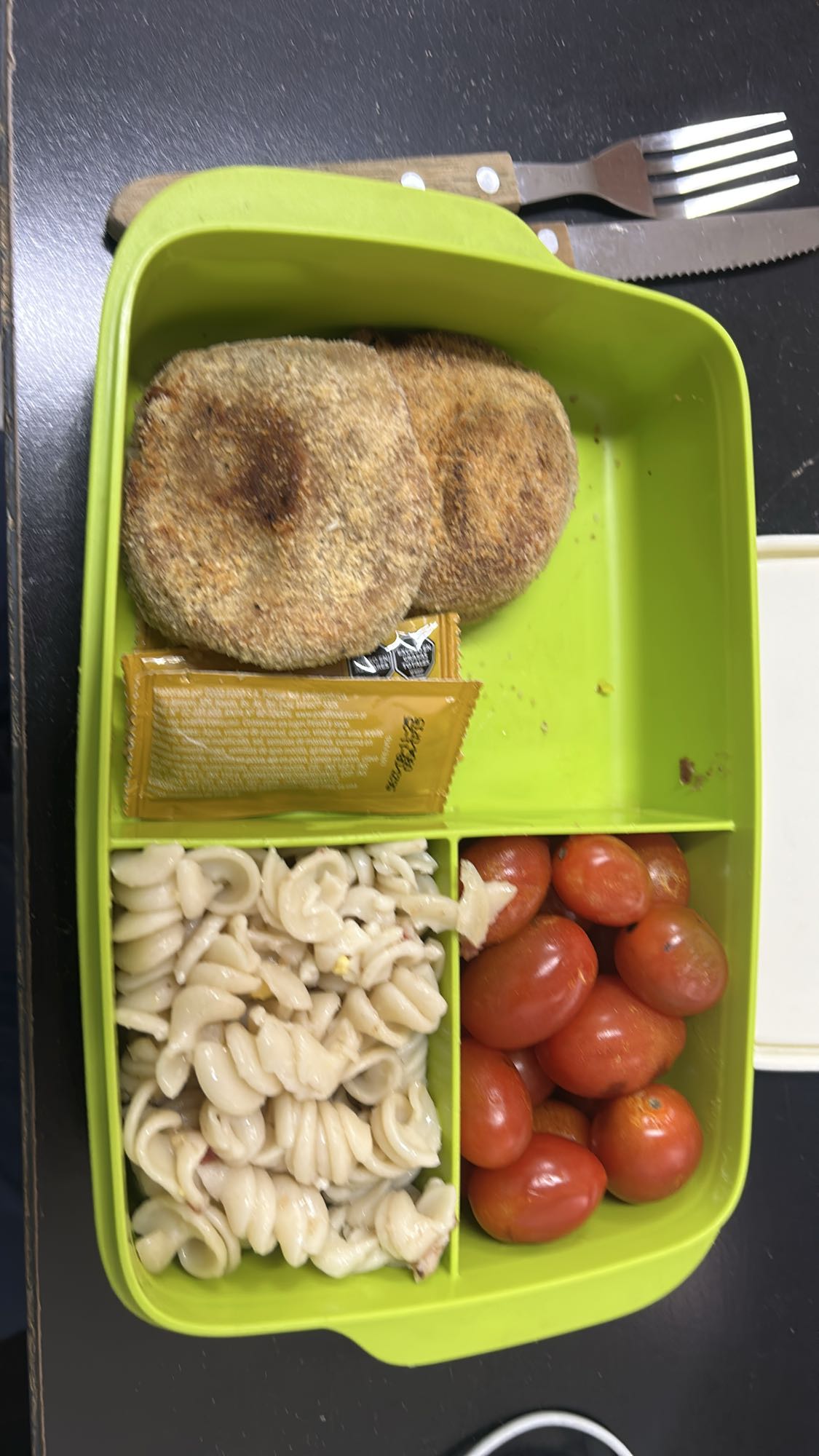 Almuerzo de pasta y croquetas