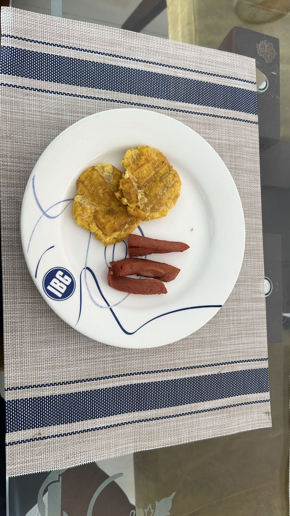 Tostones con salchicha