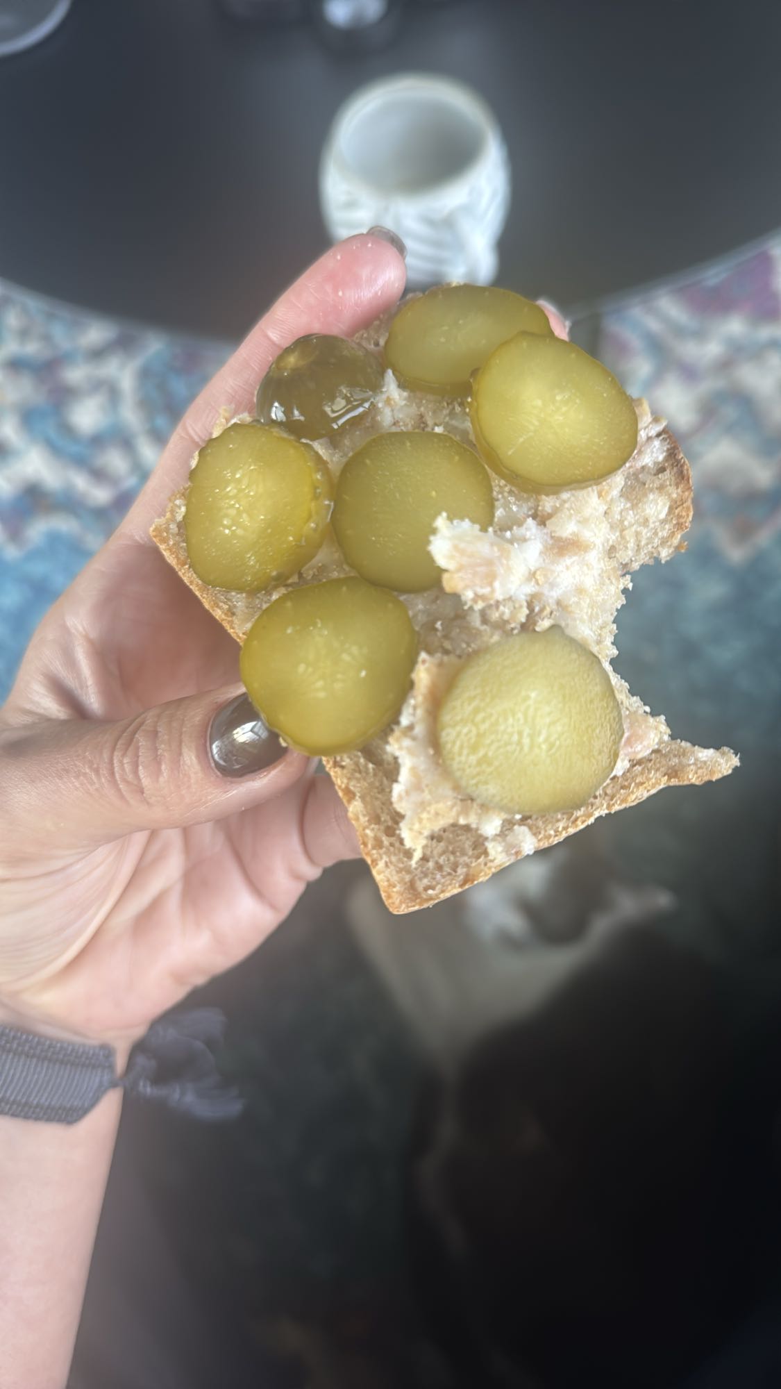 Chleb z pastą i ogórkiem