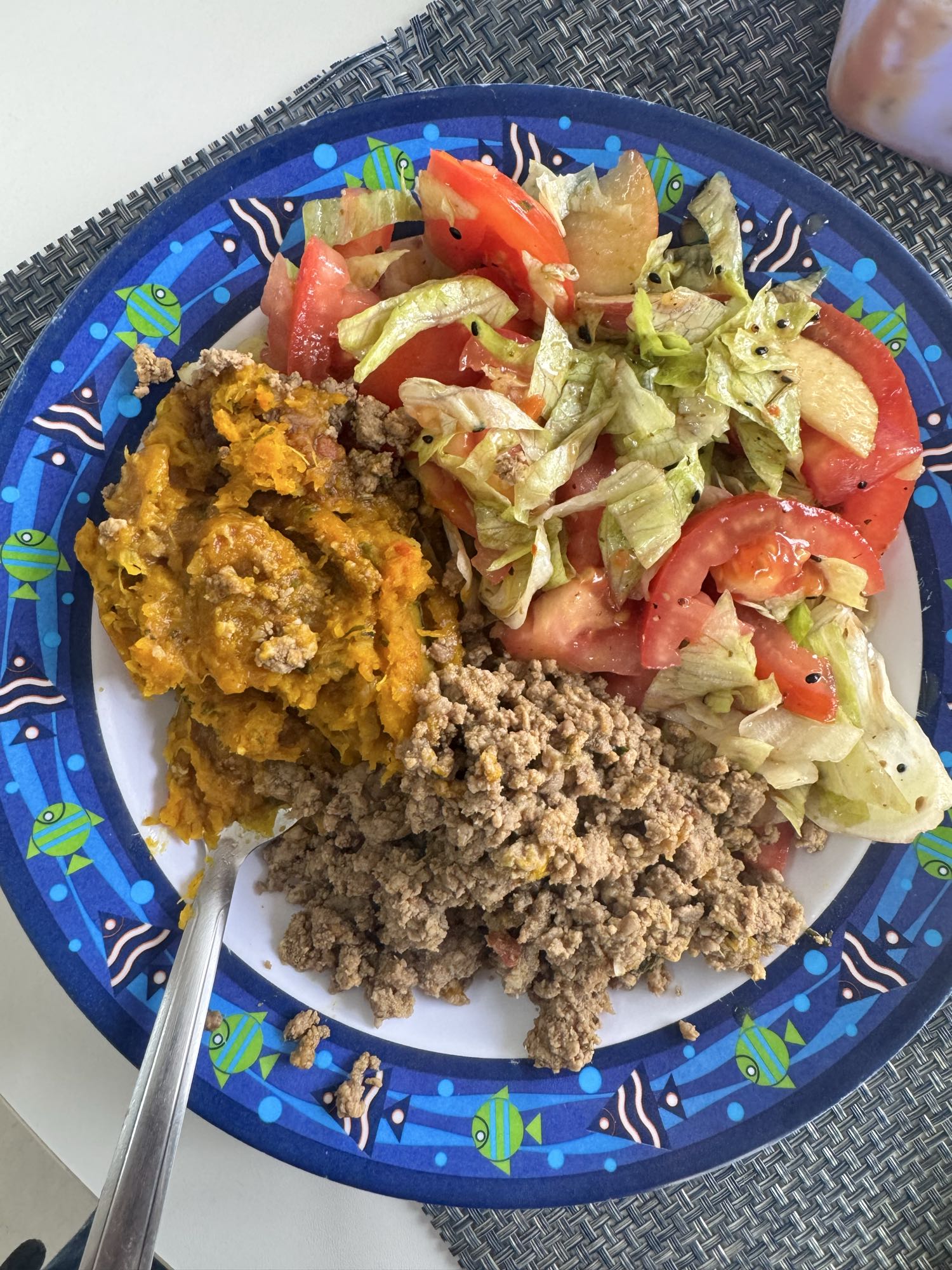 Carne moída, abóbora e salada