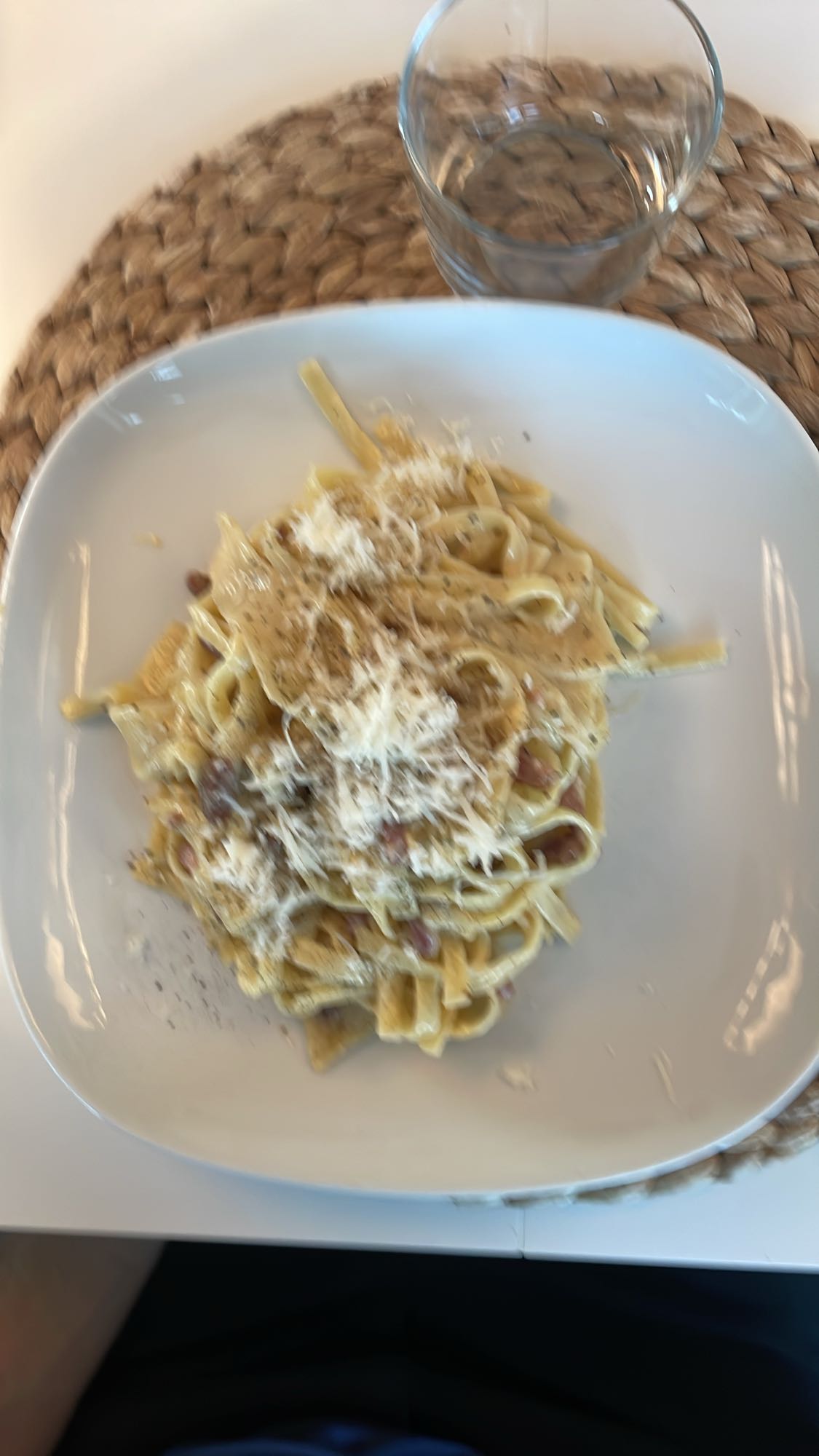 Pasta carbonara tallrik