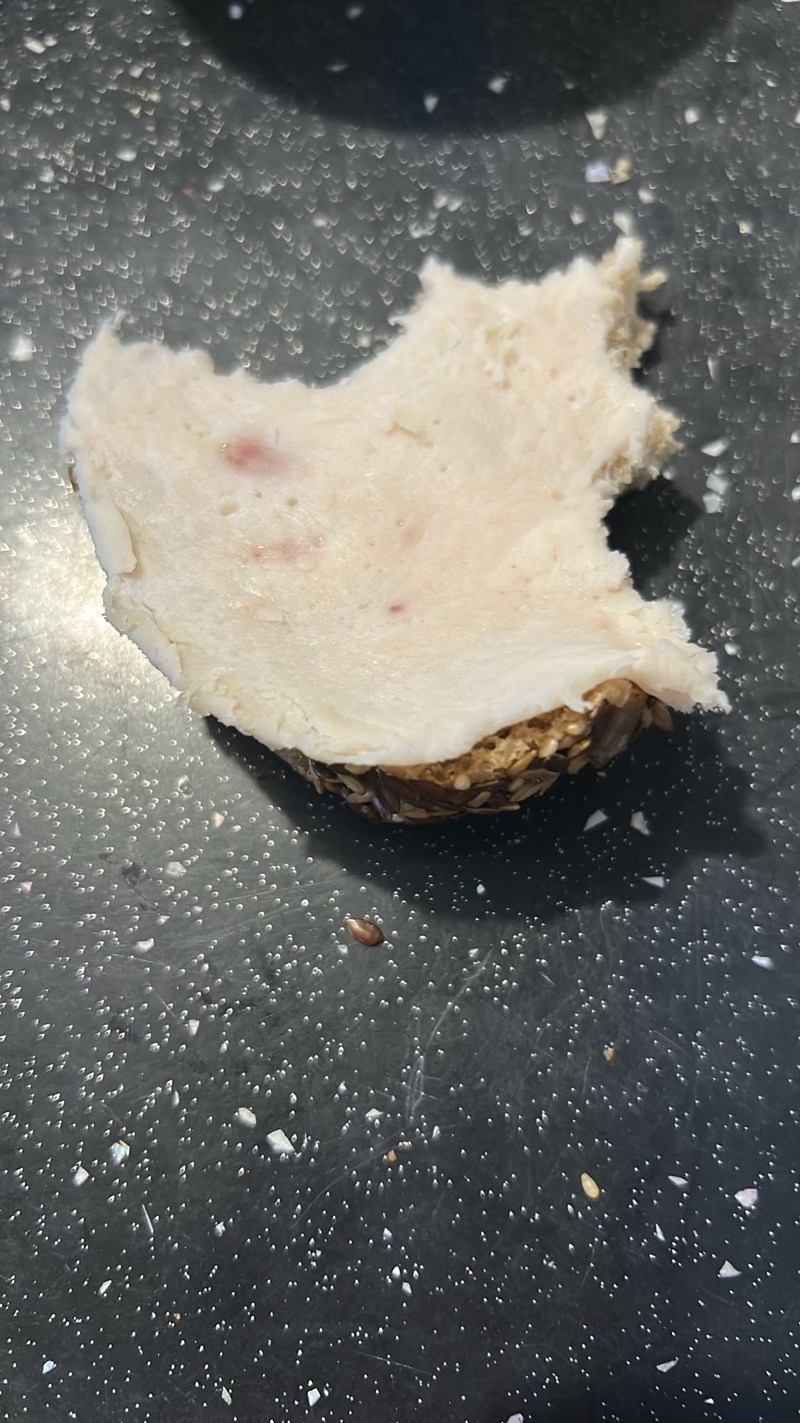 Bułka z pasztetem drobiowym