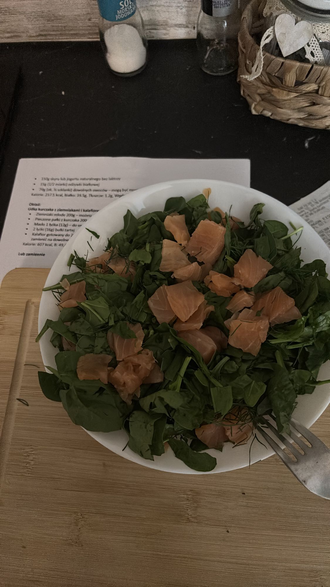 Sałatka z łososiem i szpinakiem