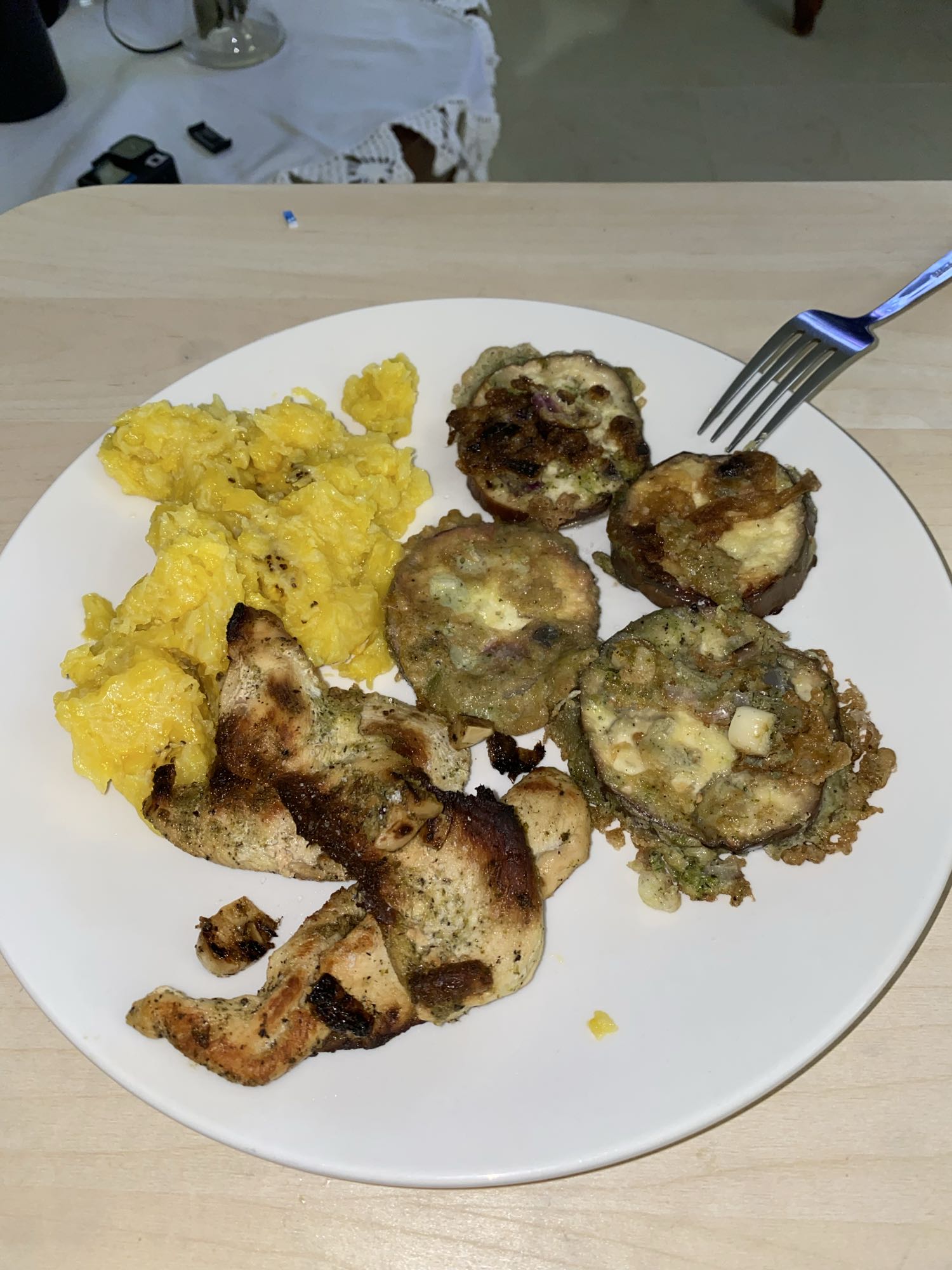 Pollo, plátano maduro y berenjenas