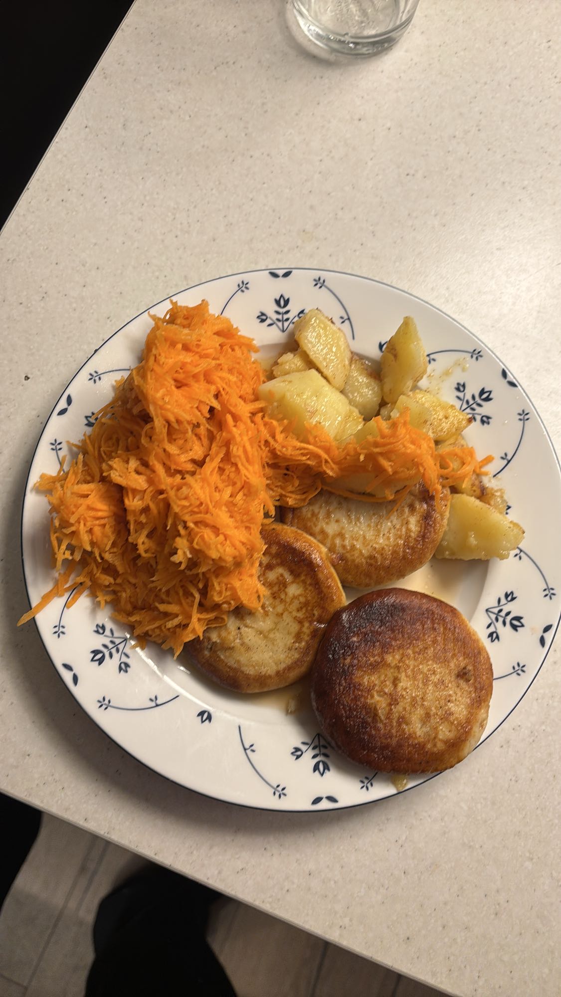 Potetkaker med gulrot