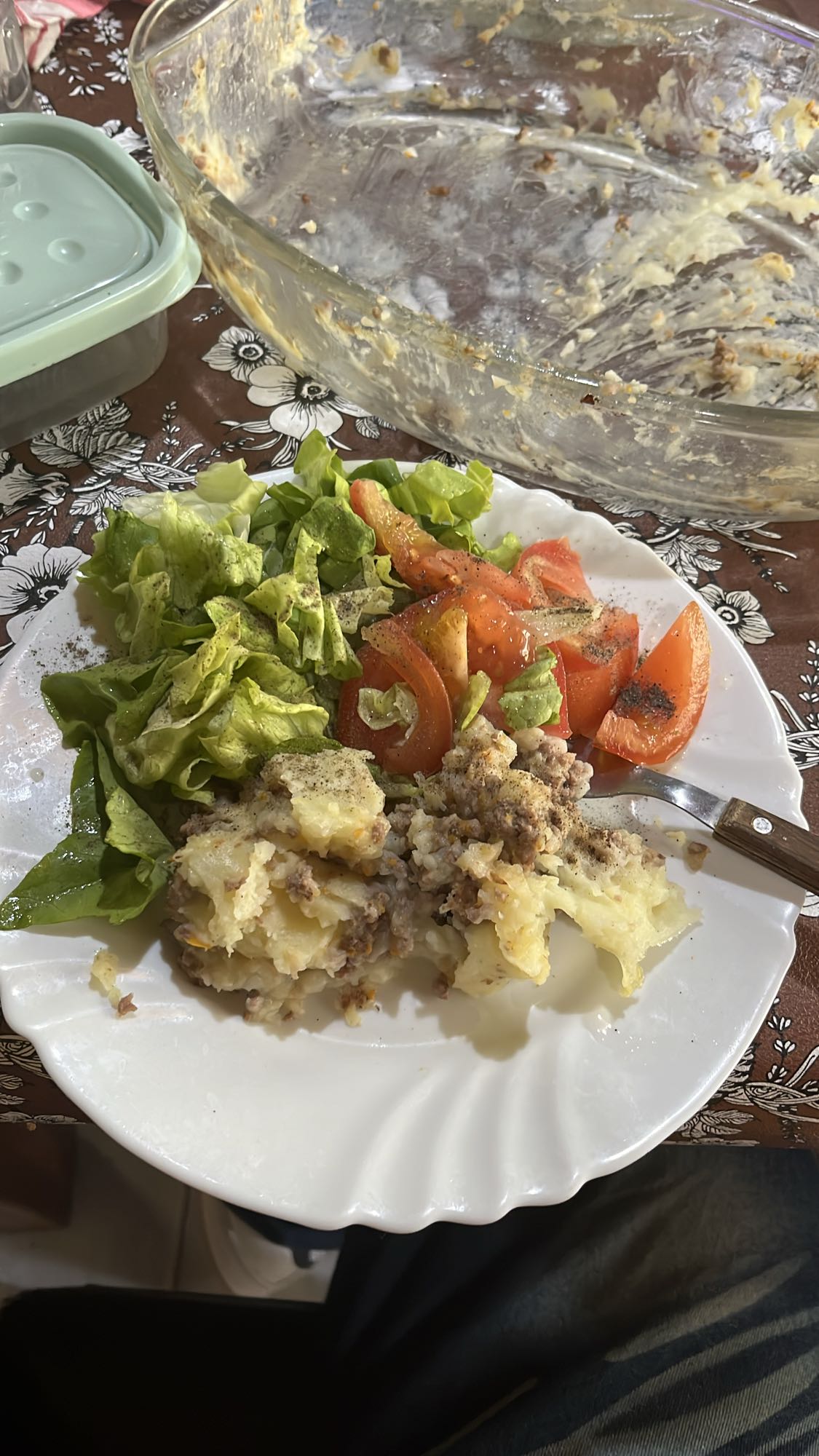 pastel de carne con ensalada