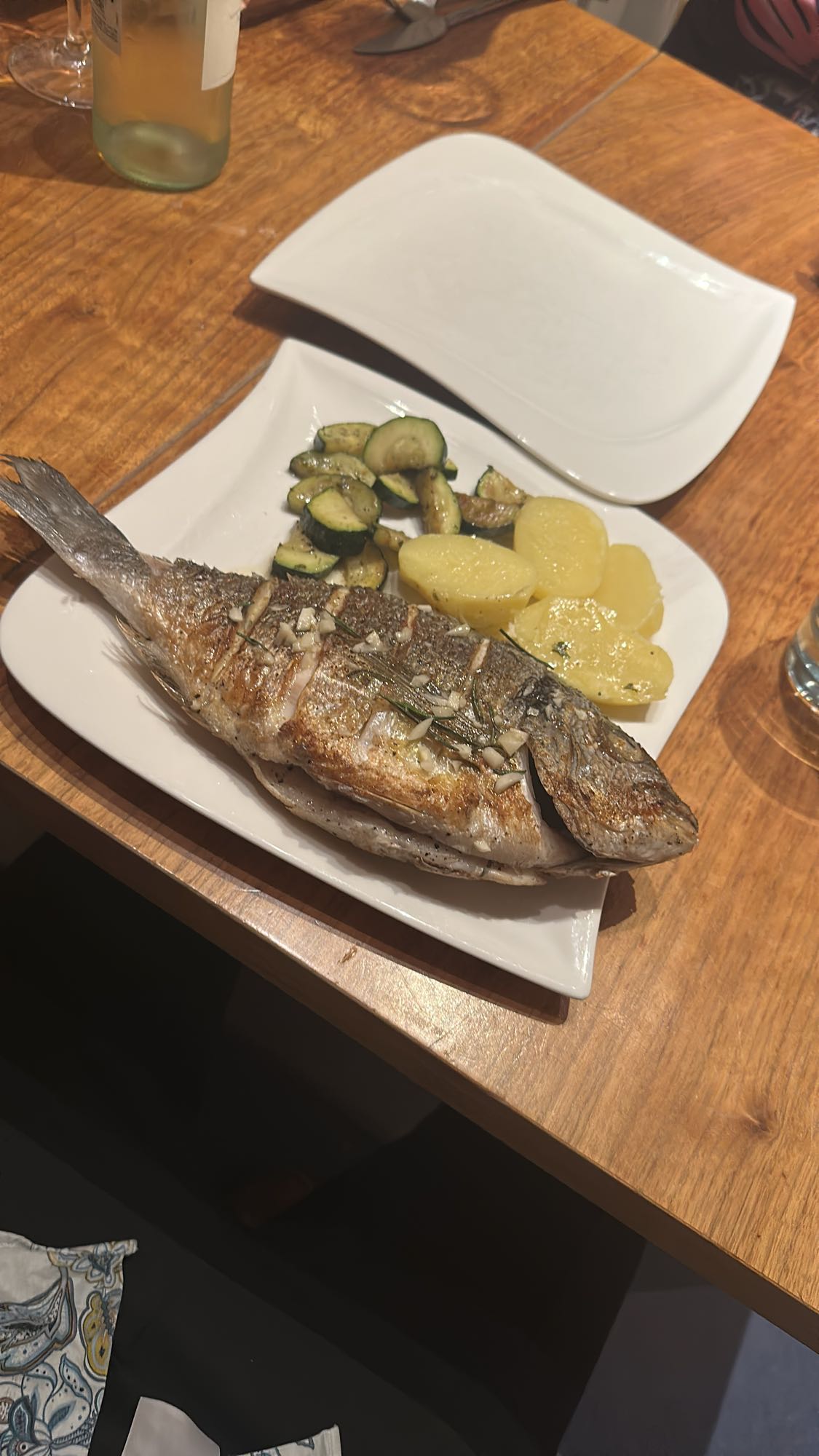 Gegrillter Fisch mit Gemüse